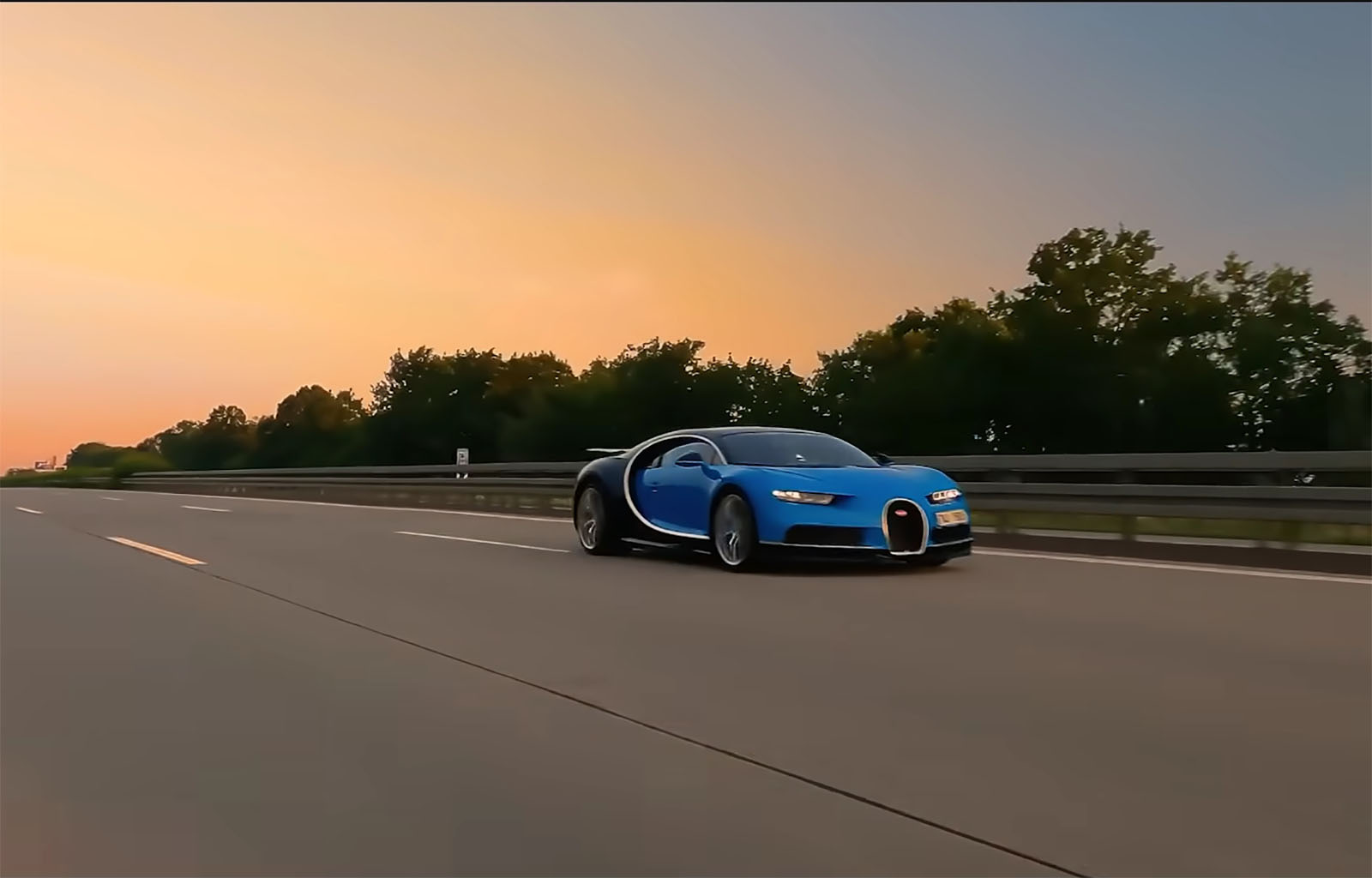 Bugatti chiron максимальная. Бугатти ЧИРОН Макс скорость. Bugatti Chiron 400 км/ч. Бугатти 2023. Бугатти рекорд скорости.