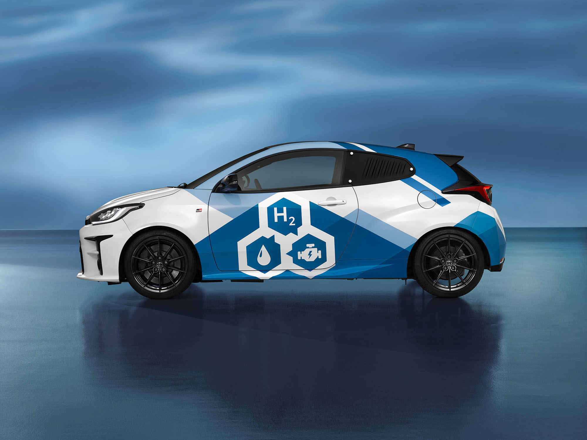 H Toyota θα συνεργαστεί με την Air Liquide, εταιρεία βιομηχανικών αερίων και τεχνολογίας με έδρα τη Γαλλία και την CaetanoBus, κατασκευαστή λεωφορείων και πλαισίων από την Πορτογαλία, για την επιτάχυνση της επέκτασης της κινητικότητας με υδρογόνο τόσο για ελαφρά όσο και για βαρέα οχήματα. Η τριάδα εταιρειών θα ασχοληθεί με ολόκληρη την αλυσίδα αξίας της κινητικότητας με υδρογόνο, από την παραγωγή υδρογόνου από ανανεώσιμες πηγές ή με χαμηλές εκπομπές διοξειδίου του άνθρακα, μέχρι την υποδομή ανεφοδιασμού. Η εστίαση θα δοθεί αρχικά στα αυτοκίνητα, τα λεωφορεία και τα ελαφρά φορτηγά οχήματα, αν και αναφέρεται ότι τα βαρέα φορτηγά με κινητήρα υδρογόνου θα αποτελέσουν μέρος των μελλοντικών σχεδίων ανάπτυξης. Η Toyota είναι η μία από τις δύο μάρκες που προσφέρει ένα όχημα με κινητήρα υδρογόνου στο Ηνωμένο Βασίλειο με το Mirai, ενώ το άλλο είναι το Nexo της Hyundai. Και τα δύο οχήματα χρησιμοποιούν αποθηκευμένο υδρογόνο για την παραγωγή ηλεκτρικής ενέργειας από την κυψέλη καυσίμου. Επί του παρόντος, υπάρχουν 14 σταθμοί ανεφοδιασμού υδρογόνου ανοιχτοί για το κοινό στο Ηνωμένο Βασίλειο. Ο Matt Harrison, πρόεδρος και διευθύνων σύμβουλος της Toyota Motor Europe, δήλωσε: «Είμαστε ενθουσιασμένοι από την ευκαιρία να συνδυάσουμε τις δυνάμεις μας για να επεκτείνουμε την ανάπτυξη των συστάδων υδρογόνου. Ο ρόλος της Toyota είναι να φέρει τις εφαρμογές του υδρογόνου στο οικοσύστημα και, συνεργαζόμενοι με τους εταίρους μας, θέλουμε να επιταχύνουμε και να εντείνουμε τη χρήση του υδρογόνου ως λύση για την κινητικότητα με ουδέτερο ισοζύγιο άνθρακα».