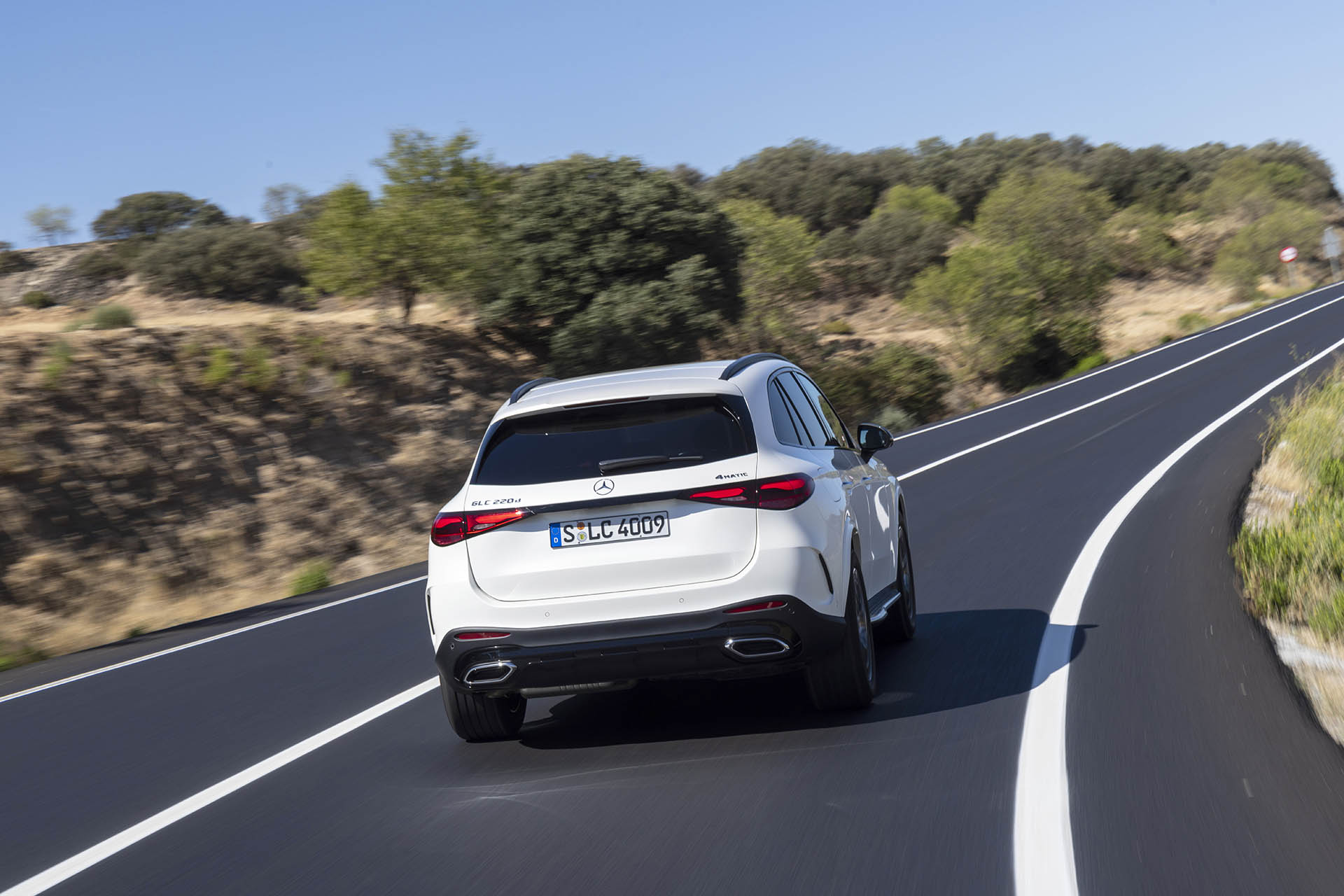 Mercedes-Benz GLC 220 d 4MATIC (Krafstoffverbrauch kombiniert (WLTP): 5,9-5,2 l/100 km, CO2-Emissionen kombiniert (WLTP): 155-136 g/km); Exterieur: MANUFAKTUR diamantweiß bright, AMG Line; Interieur: Leder zweifarbig powerrot/schwarz, AMG Line;Krafstoffverbrauch kombiniert (WLTP): 5,9-5,2 l/100 km, CO2-Emissionen kombiniert (WLTP): 155-136 g/km*<br /> Mercedes-Benz GLC 220 d 4MATIC (combined fuel comsumption (WLTP): 5.9-5.2 l/100 km, combined CO2 emissions: 155-136 g/km); exterior: MANUFAKTUR diamond white bright, AMG Line; interior: two-tone leather power red/black, AMG Line;Combined fuel comsumption (WLTP): 5.9-5.2 l/100 km, combined CO2 emissions: 155-136 g/km*