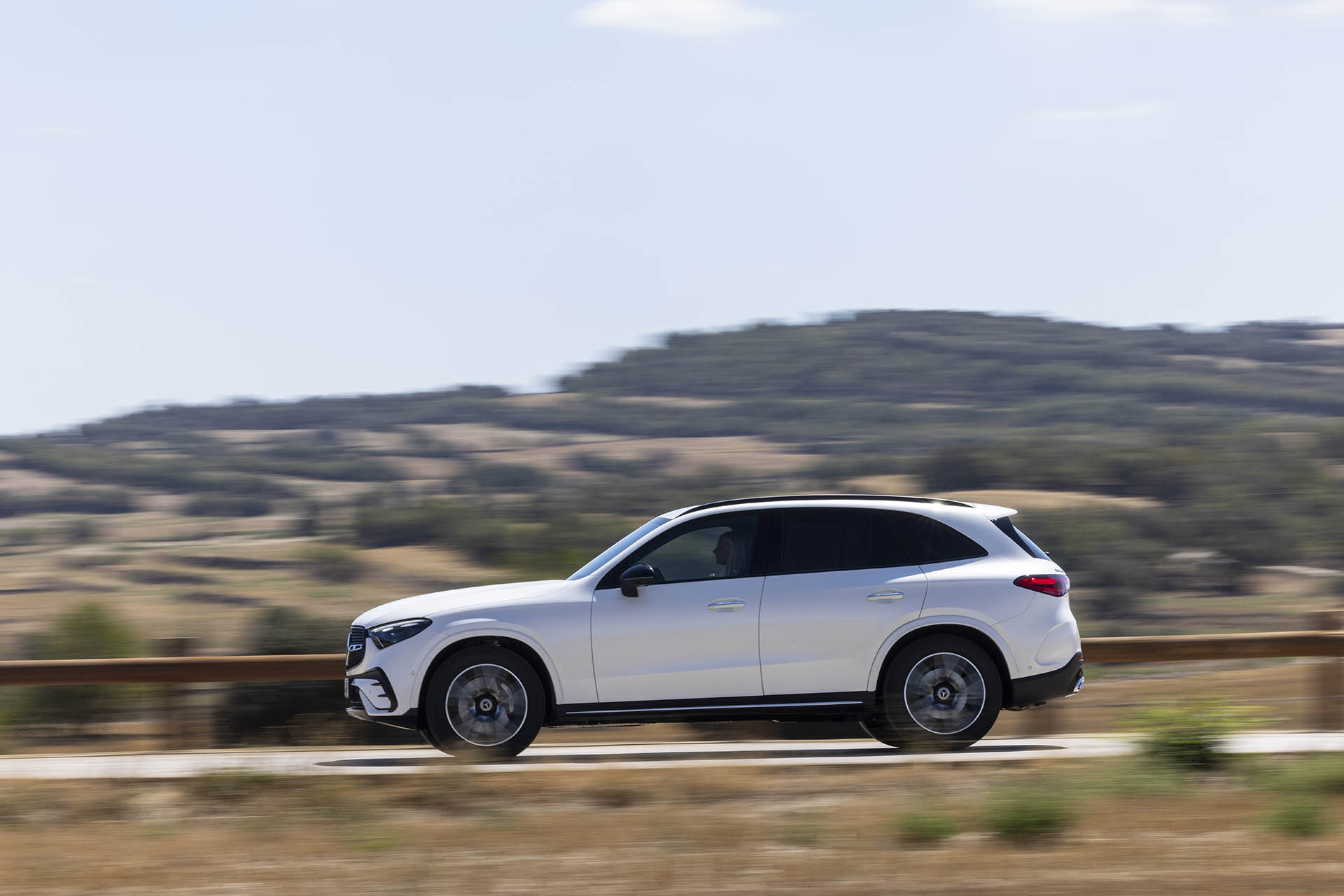 Mercedes-Benz GLC 220 d 4MATIC (Krafstoffverbrauch kombiniert (WLTP): 5,9-5,2 l/100 km, CO2-Emissionen kombiniert (WLTP): 155-136 g/km); Exterieur: MANUFAKTUR diamantweiß bright, AMG Line; Interieur: Leder zweifarbig powerrot/schwarz, AMG Line;Krafstoffverbrauch kombiniert (WLTP): 5,9-5,2 l/100 km, CO2-Emissionen kombiniert (WLTP): 155-136 g/km* Mercedes-Benz GLC 220 d 4MATIC (combined fuel comsumption (WLTP): 5.9-5.2 l/100 km, combined CO2 emissions: 155-136 g/km); exterior: MANUFAKTUR diamond white bright, AMG Line; interior: two-tone leather power red/black, AMG Line;Combined fuel comsumption (WLTP): 5.9-5.2 l/100 km, combined CO2 emissions: 155-136 g/km*