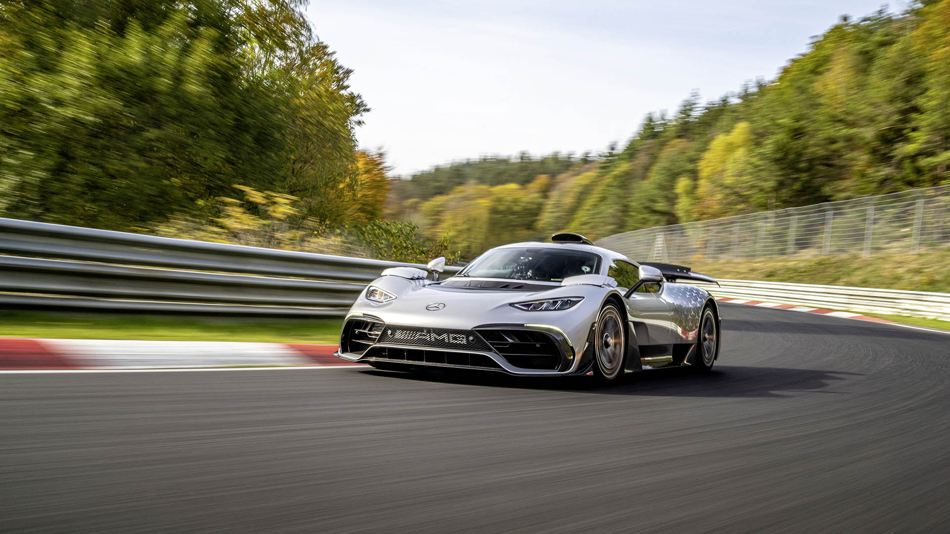 Mercedes-AMG ONE / Kraftstoffverbrauch gewichtet, kombiniert: 8,7 l/100 km; CO2‑Emissionen gewichtet, kombiniert: 198 g/km; Stromverbrauch gewichtet, kombiniert: 32 kWh/100 km [1] / Rekordfahrt / Nürburgring Nordschleife / schnellstes Serienfahrzeug / Exterieur / dynamisch. [1] Die Angaben zu Verbrauch und CO2-Emissionen sind vorläufig und wurden intern nach Maßgabe der Zertifizierungsmethode „WLTP-Prüfverfahren“ ermittelt. Es liegen bislang weder bestätigte Werte vom Technischen Dienst noch eine EG-Typgenehmigung noch eine Konformitätsbescheinigung mit amtlichen Werten vor. Abweichungen zwischen den Angaben und den amtlichen Werten sind möglich.;Kraftstoffverbrauch gewichtet, kombiniert: 8,7 l/100 km; CO2‑Emissionen gewichtet, kombiniert: 198 g/km; Stromverbrauch gewichtet, kombiniert: 32 kWh/100 km [1] Mercedes-AMG ONE / combined weighted fuel consumption: 8.7 l/100 km; combined weighted CO2 emissions: 198 g/km; combined weighted electrical consumption: 32 kWh/100 km [1] / record drive / Nuerburgring Nordschleife / fastest series production car / exterieur / dynamic. [1] The figures for fuel consumption and CO2 emissions are provisional and were determined internally in accordance with the "WLTP test procedure" certification method. Confirmed values from the technical service or an EC type approval or certificate of conformity with official values are not yet available. Differences between the stated figures and the official figures are possible.;Combined weighted fuel consumption: 8.7 l/100 km; combined weighted CO2 emissions: 198 g/km; combined weighted electrical consumption: 32 kWh/100 km [1]