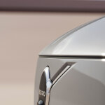 Covered body-coloured grille frame