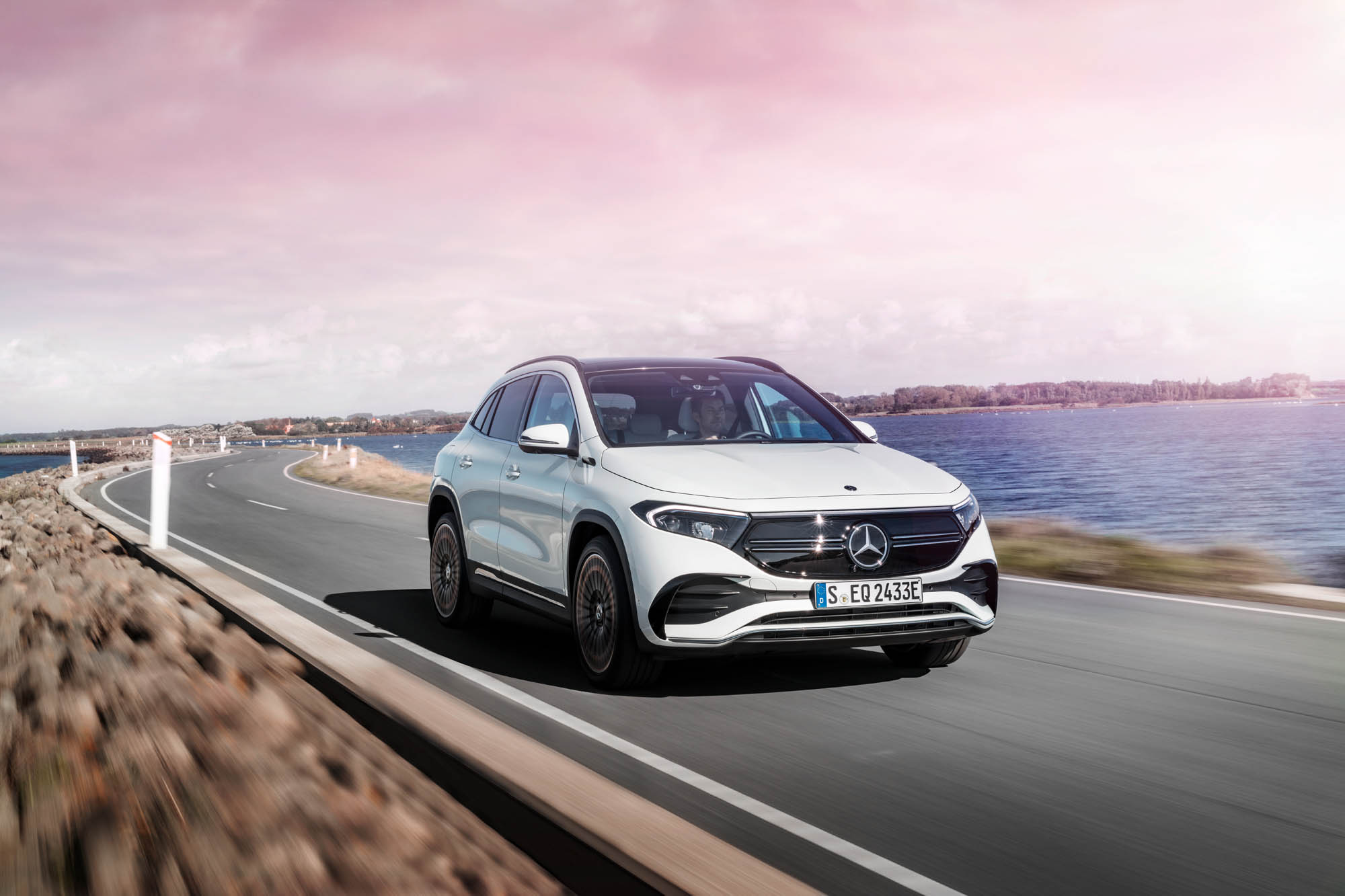 Mercedes-EQ, EQA 250, Edition 1, Fahraufnahme, digitalweiss. EQA 250 (Stromverbrauch kombiniert: 15,7 kWh/100 km; CO2-Emissionen kombiniert: 0 g/km);Stromverbrauch kombiniert: 15,7 kWh/100 km; CO2-Emissionen kombiniert: 0 g/km* Mercedes-EQ, EQA 250, Edition 1, driving shot, digital white. EQA 250 (combined power consumption: 15.7 kWh/100 km, combined CO2 emissions: 0 g/km);Combined power consumption: 15.7 kWh/100 km, combined CO2 emissions: 0 g/km*