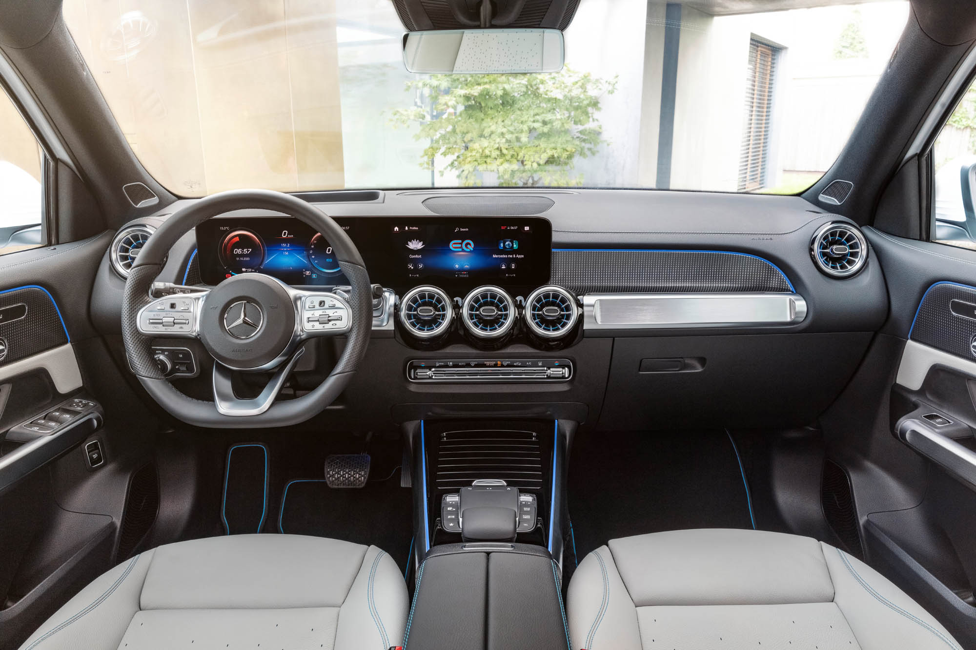 Mercedes-EQ, EQB, 2021; Edition 1, Farbe digitalweiß, Interieur: nevagrau; EQB 350 4MATIC (Stromverbrauch kombiniert: 16,2 kWh/100 km; CO2-Emissionen kombiniert: 0 g/km);Stromverbrauch kombiniert: 16,2 kWh/100 km; CO2-Emissionen kombiniert: 0 g/km* Mercedes-EQ, EQB, 2021; Edition 1, digital white, interior: neva grey; EQB 350 (combined power consumption: 16.2 kWh/100 km, combined CO2 emissions: 0 g/km);Combined power consumption: 16.2 kWh/100 km, combined CO2 emissions: 0 g/km*