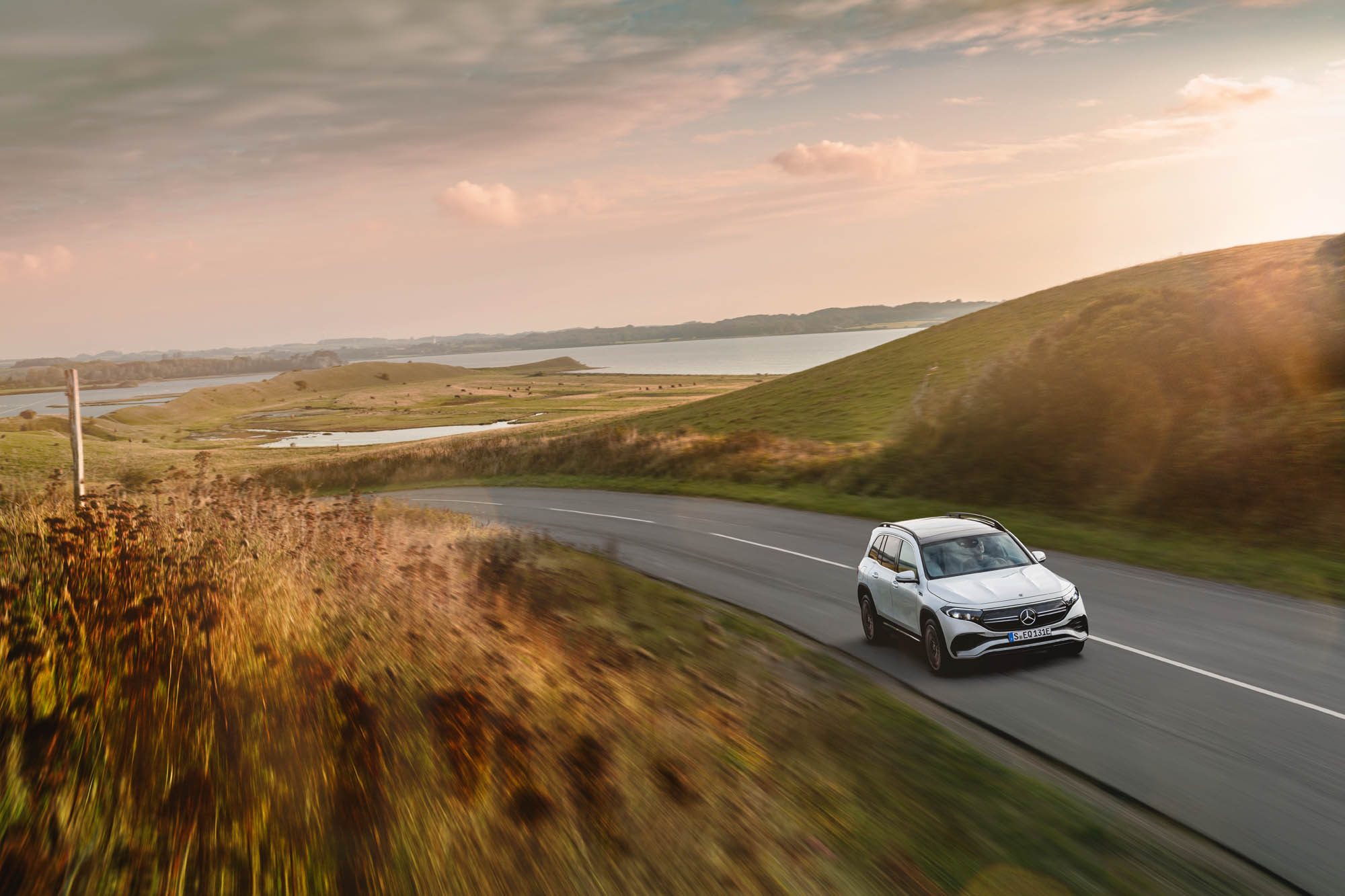 Mercedes-EQ, EQB, 2021; Edition 1, Farbe digitalweiß, Interieur: nevagrau; EQB 350 4MATIC (Stromverbrauch kombiniert: 16,2 kWh/100 km; CO2-Emissionen kombiniert: 0 g/km);Stromverbrauch kombiniert: 16,2 kWh/100 km; CO2-Emissionen kombiniert: 0 g/km* Mercedes-EQ, EQB, 2021; Edition 1, digital white, interior: neva grey; EQB 350 (combined power consumption: 16.2 kWh/100 km, combined CO2 emissions: 0 g/km);Combined power consumption: 16.2 kWh/100 km, combined CO2 emissions: 0 g/km*