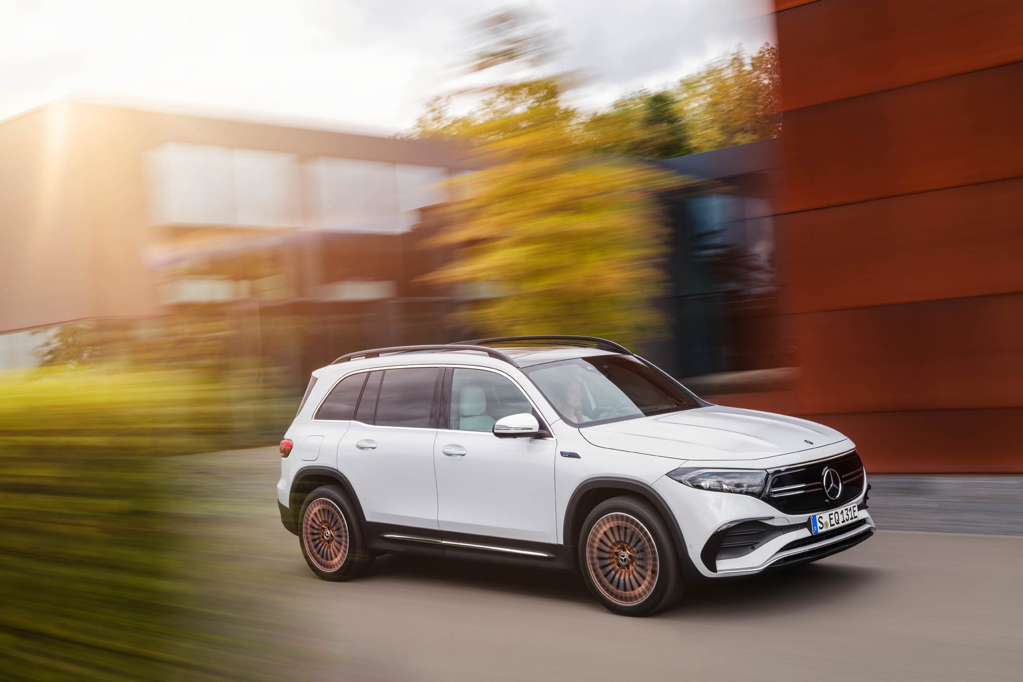 Mercedes-EQ, EQB, 2021; Edition 1, Farbe digitalweiß, Interieur: nevagrau; EQB 350 4MATIC (Stromverbrauch kombiniert: 16,2 kWh/100 km; CO2-Emissionen kombiniert: 0 g/km);Stromverbrauch kombiniert: 16,2 kWh/100 km; CO2-Emissionen kombiniert: 0 g/km*<br /> Mercedes-EQ, EQB, 2021; Edition 1, digital white, interior: neva grey; EQB 350 (combined power consumption: 16.2 kWh/100 km, combined CO2 emissions: 0 g/km);Combined power consumption: 16.2 kWh/100 km, combined CO2 emissions: 0 g/km*