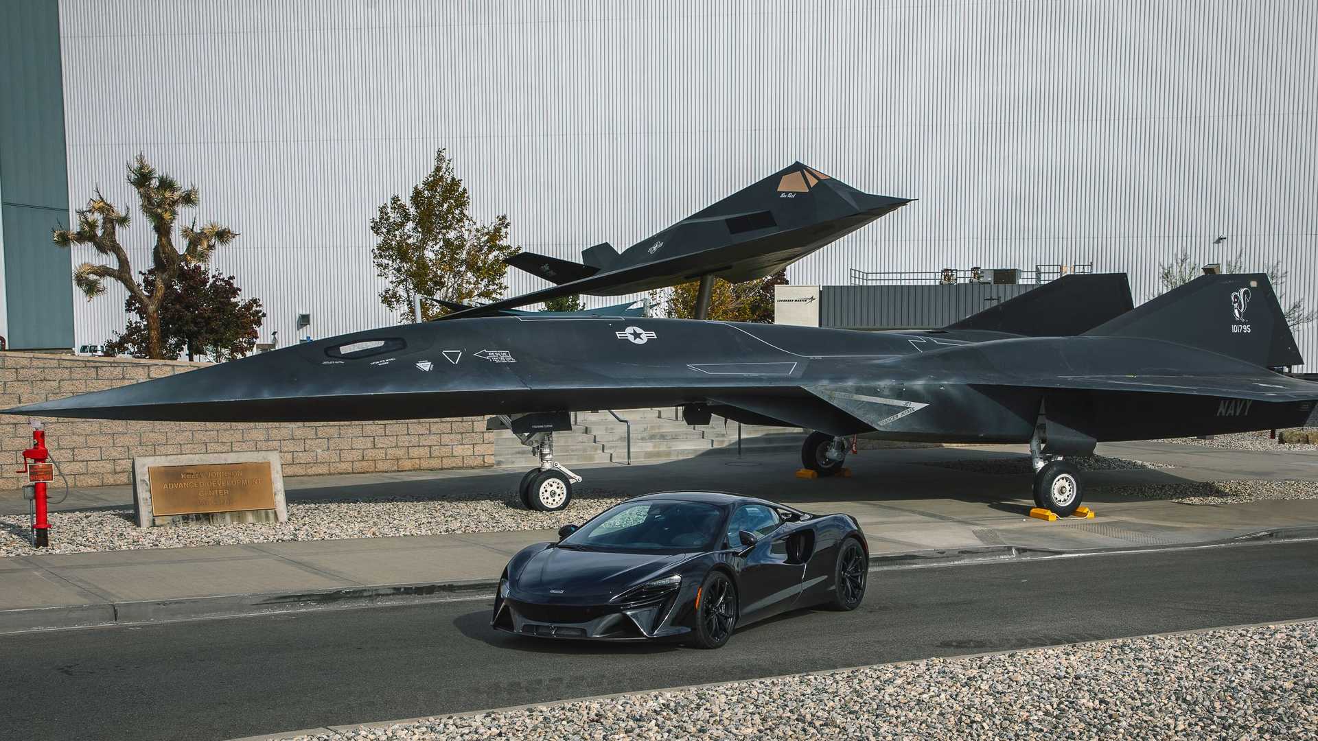 McLaren Artura & Lockheed Darkstar
