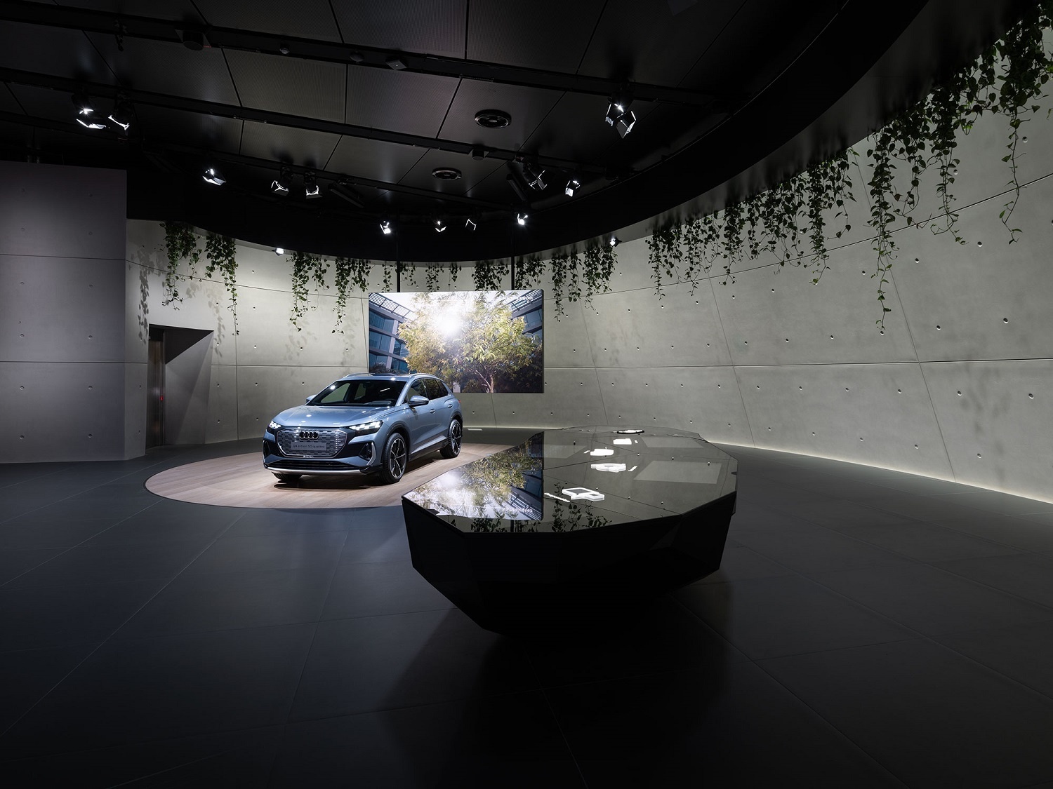 In addition to the Q4 e-tron, the "Sustainability Table" in the sustainability area of the Audi House of Progress Wolfsburg provides information on the circular economy and sustainable cooperation.