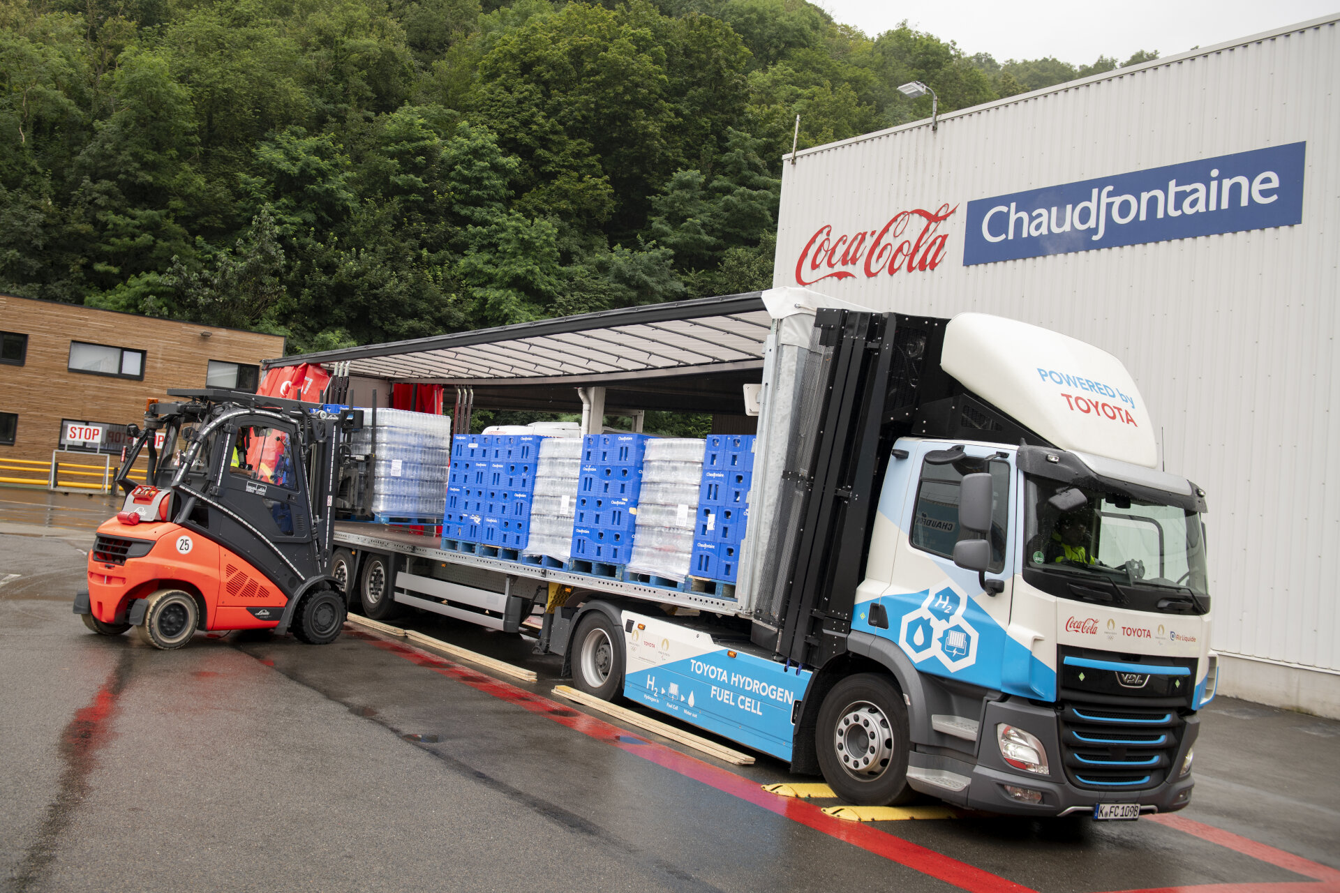 500 toyota joins with coca cola and air liquide for hydrogen fuel cell truck test 051