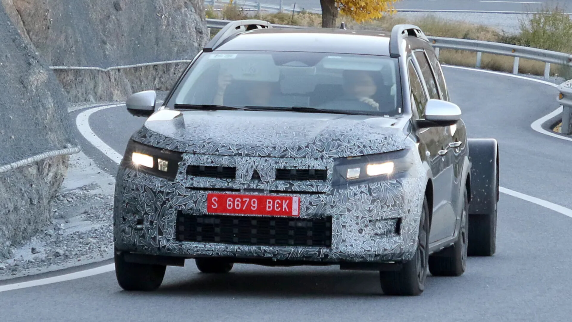 Dacia Jogger facelift spy shots
