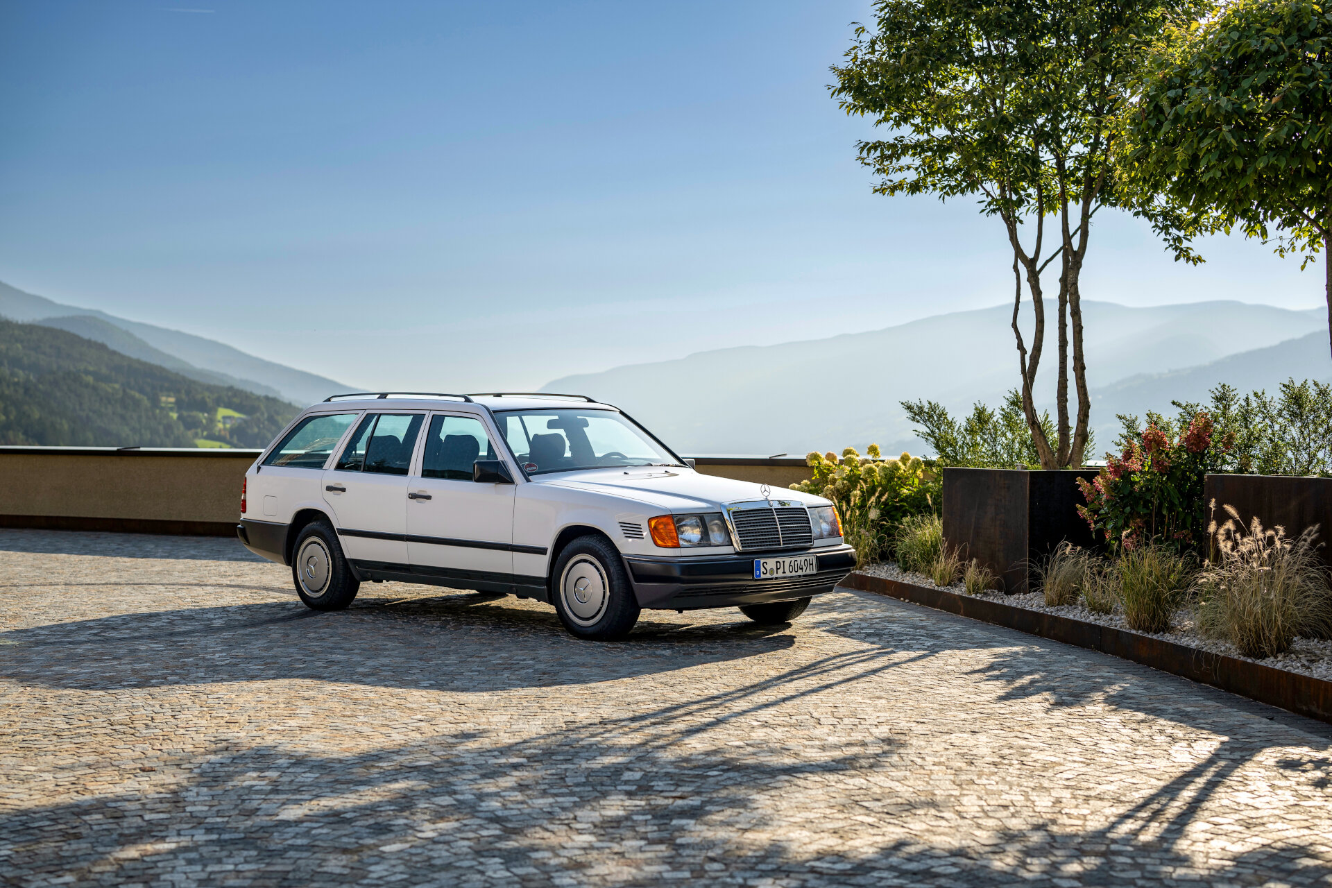 Mercedes-Benz 300 TD TURBO 4MATIC of the 124 model series. Genre shot from front right from the year 2023. (Photo index number in the Mercedes-Benz Classic Archive: 23C0324_095)