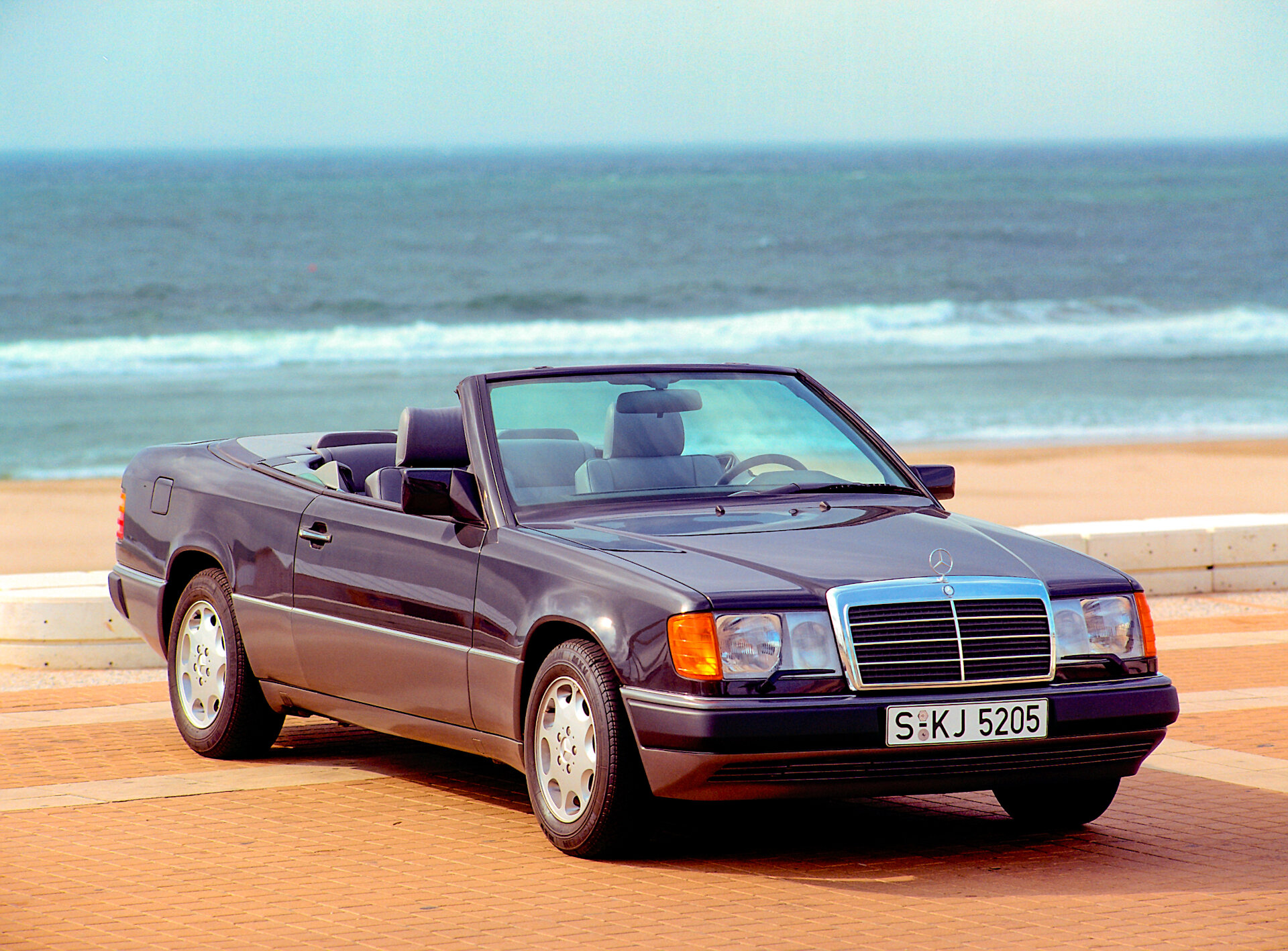 Mercedes-Benz Cabriolet of the 124 model series. Exterior shot from front right. (Photo index number in the Mercedes-Benz Classic Archive: A91F1182)