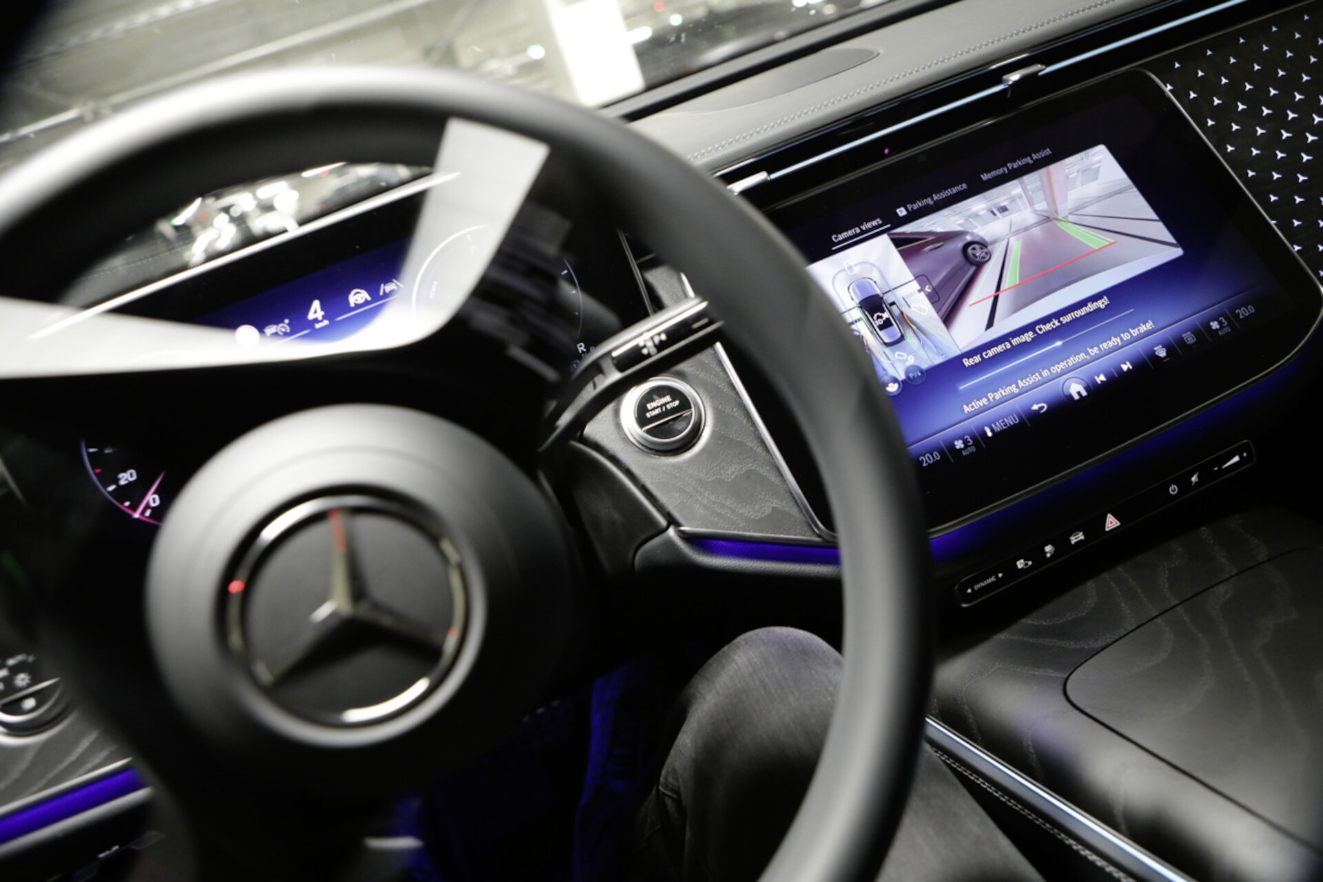 Mercedes Benz verbessert automatisiertes Parken // Mercedes Benz improves automated parking