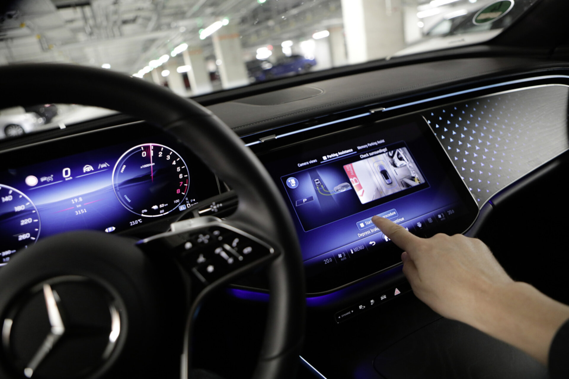 Mercedes Benz verbessert automatisiertes Parken // Mercedes Benz improves automated parking