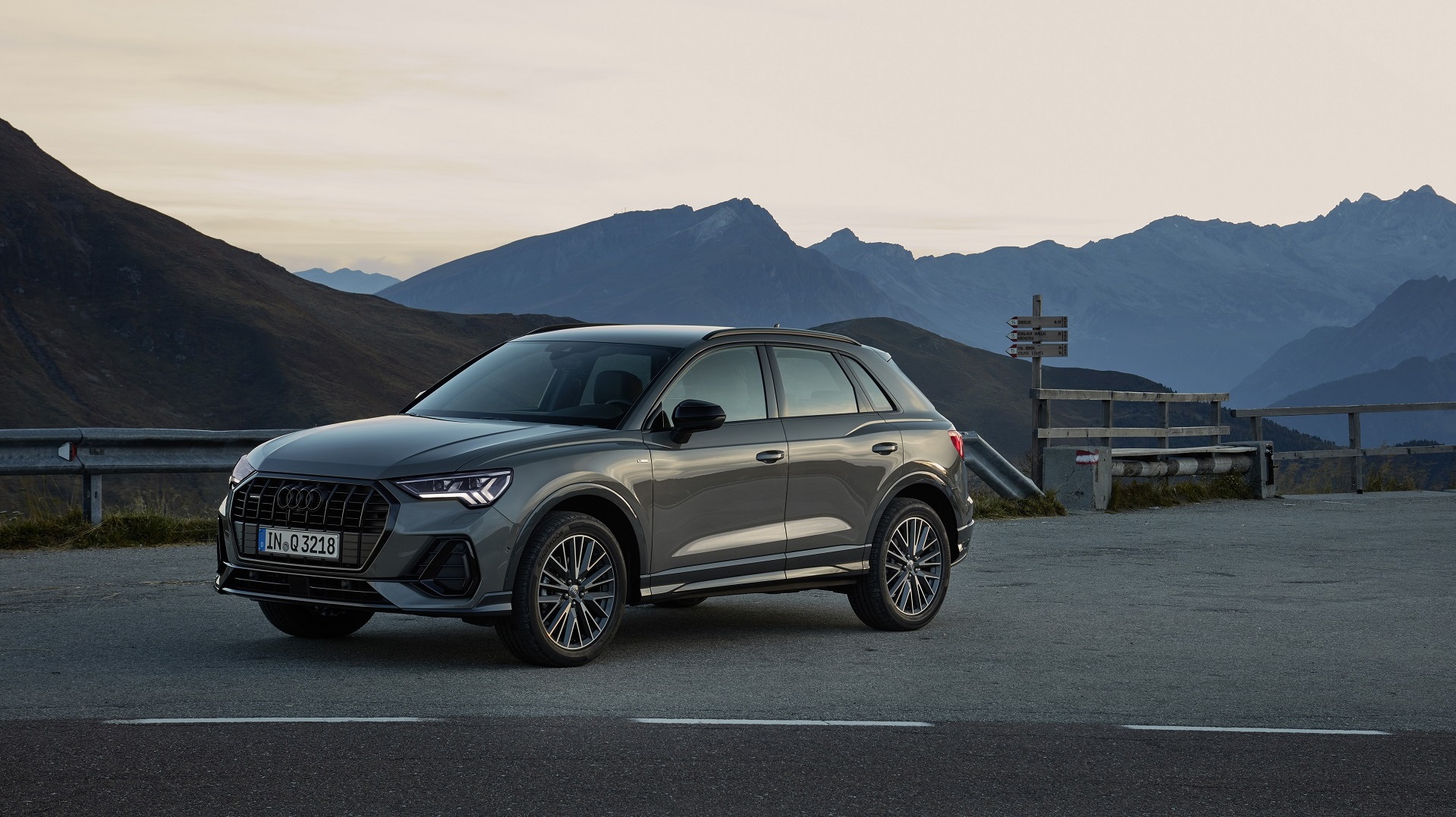 Audi Q3 Static photo Colour: Chronos gray