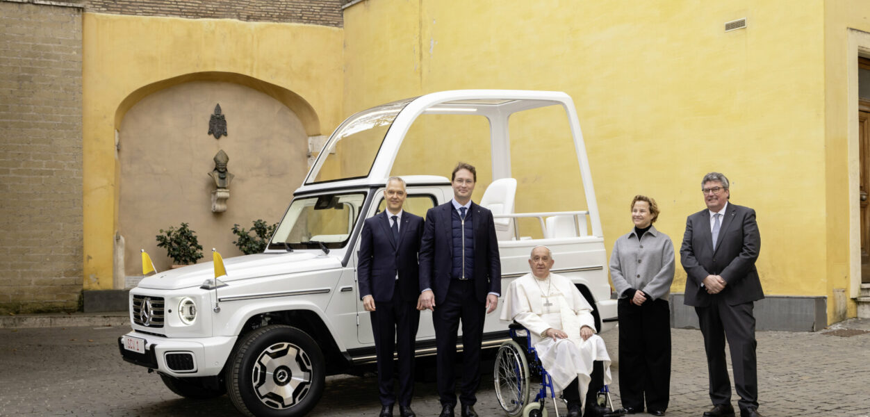 Papst Franziskus erhält erstes elektrisches „Papamobil“ von Mercedes Benz Pope Francis receives first electric “Popemobile” from Mercedes Benz