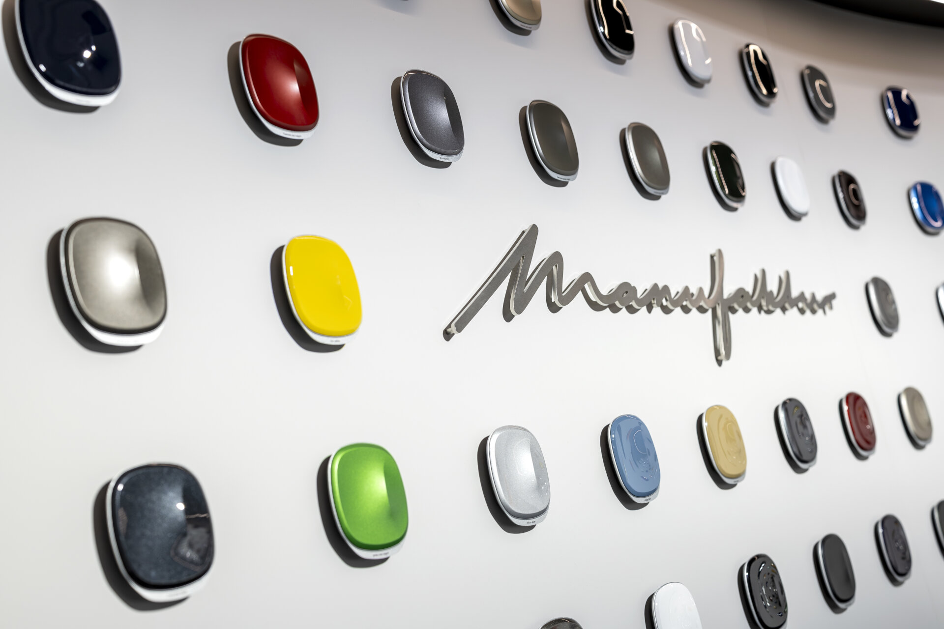 Mercedes Benz eröffnet neues MANUFAKTUR Studio und erweitert MANUFAKTUR Angebot Mercedes Benz opens new MANUFAKTUR Studio and expands MANUFAKTUR range Customers can individually configure their exclusive dream vehicles at the Center of Excellence. In doing so, they enjoy first-class support from our experts.