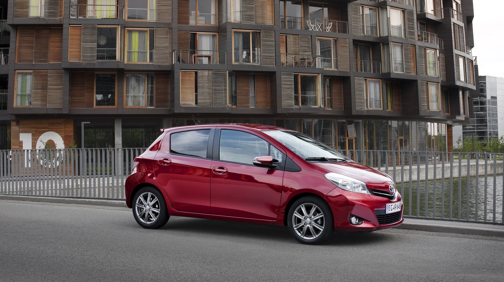 Toyota Yaris 2012 red