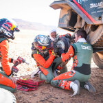 200 AL-ATTIYAH Nasser (qat), BOULANGER Edouard (fra), Dacia, The Dacia Sandriders, FIA W2RC, Ultimate, mechanical issue getting help by 212 GUTIERREZ Cristina (spa), MORENO Pablo (spa), Dacia, The Dacia Sandriders, FIA W2RC, Ultimate, during the Stage 4 of the Dakar 2025 on January 8, 2025 between Al Henakiyah and Al Ula, Saudi Arabia - Photo Florent Gooden / DPPI, réparation, mécanique