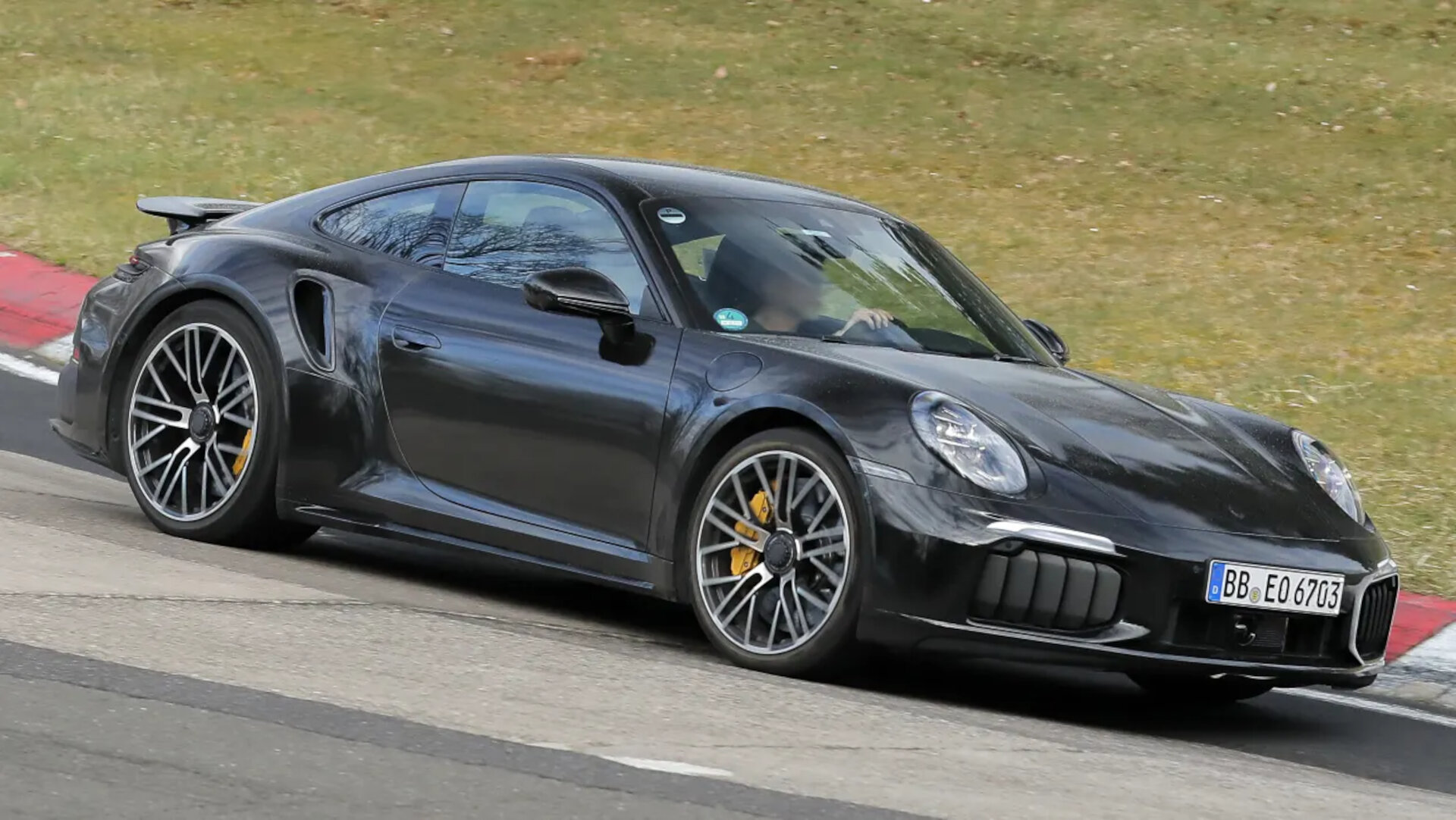 Porsche 911 Turbo S Facelift 2025 spy shots (2)