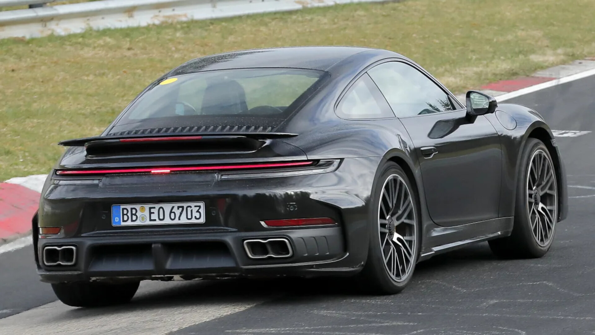 Porsche 911 Turbo S Facelift 2025 spy shots (5)