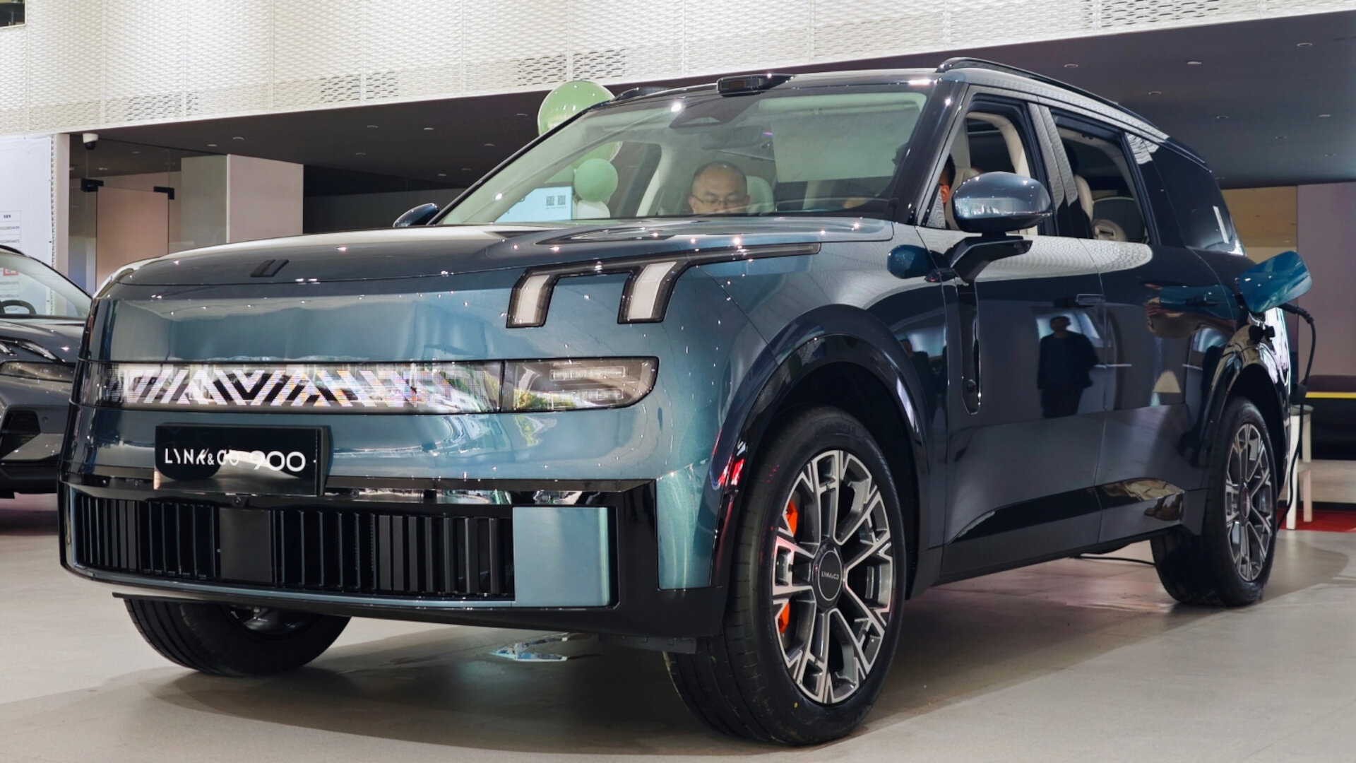 Compressed by jpeg recompress Compressed by jpeg recompress