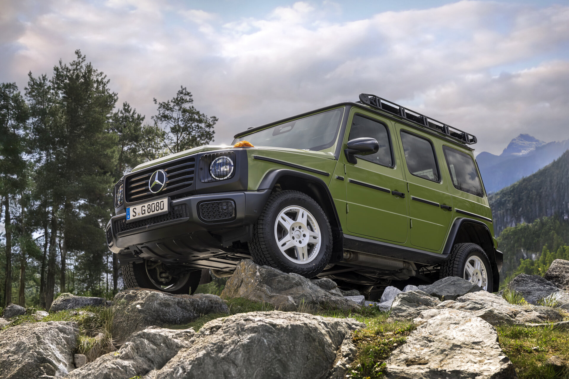 Mercedes-Benz G-Class Edition STRONGER THAN THE 1980sMANUFAKTUR agave green solid; Seat upholstery in dove grey fabric