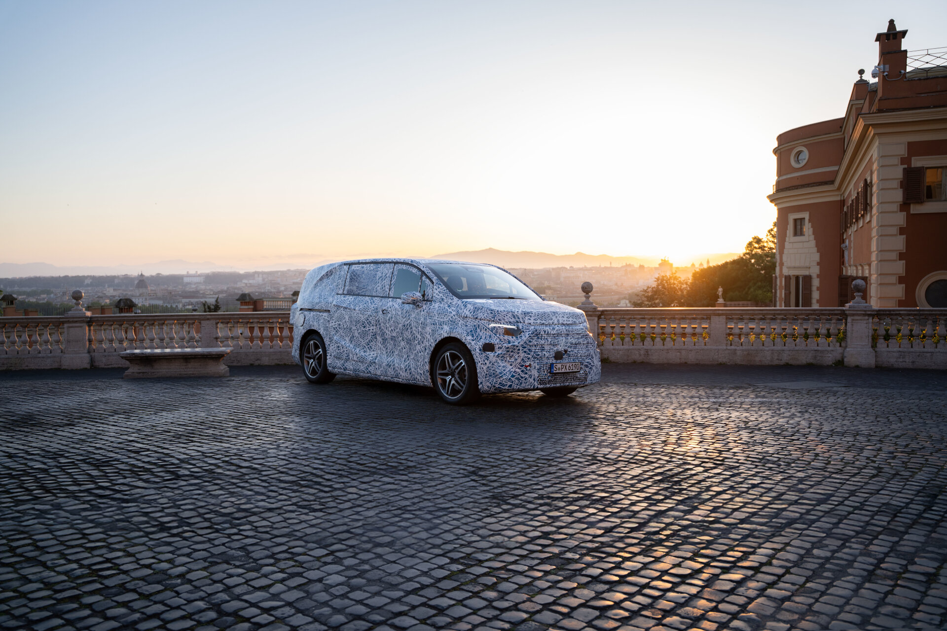 Test auf Langstrecke bestanden: Mercedes Benz VLE ist effizient, alltagstauglich und agil im Handling dank Hinterachslenkung Mercedes Benz VLE drives to Rome and passes long distance tests with flying colours
