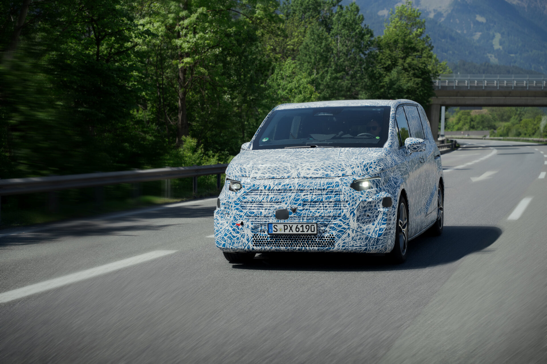 Test auf Langstrecke bestanden: Mercedes Benz VLE ist effizient, alltagstauglich und agil im Handling dank Hinterachslenkung Mercedes Benz VLE drives to Rome and passes long distance tests with flying colours