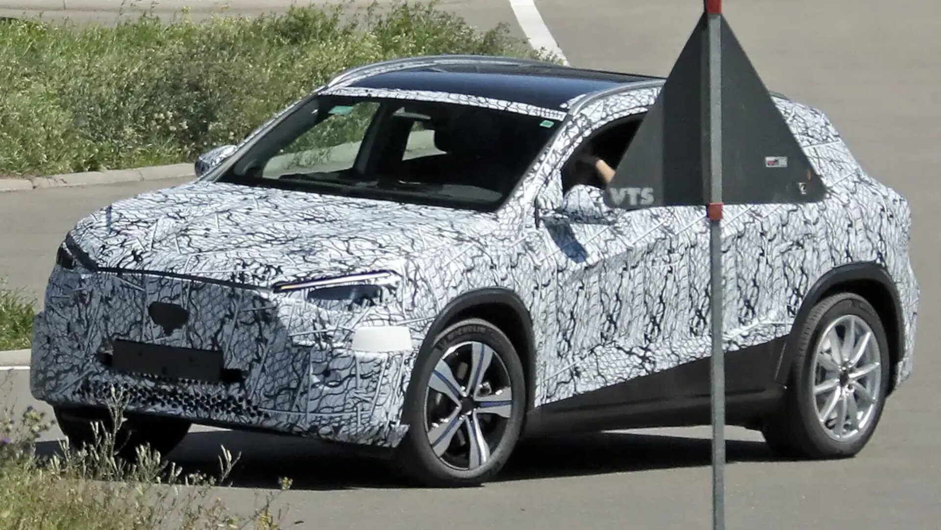 Mercedes Benz GLA spy shots 2025 (2)