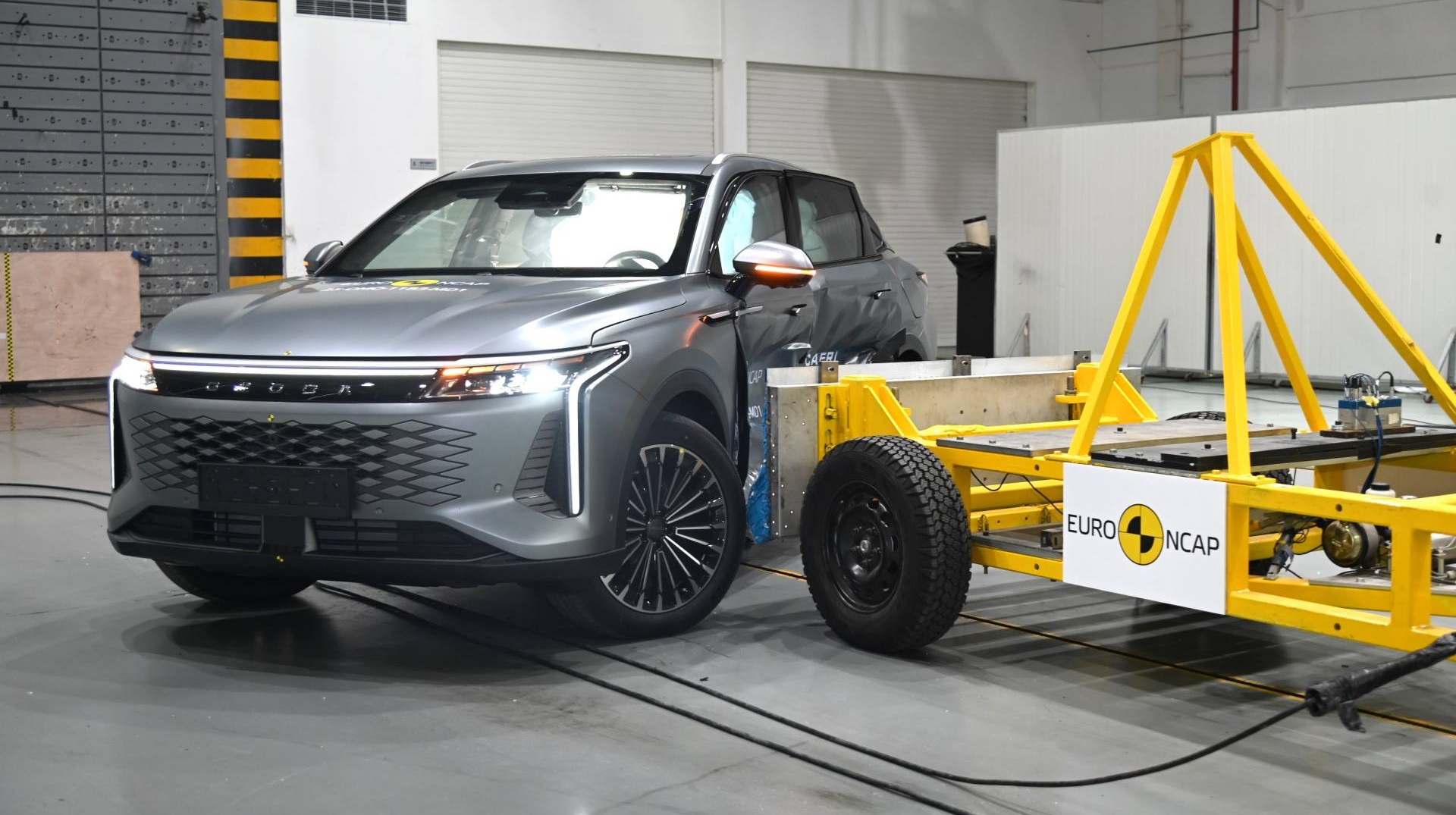 omoda 9 Side mobile barrier test