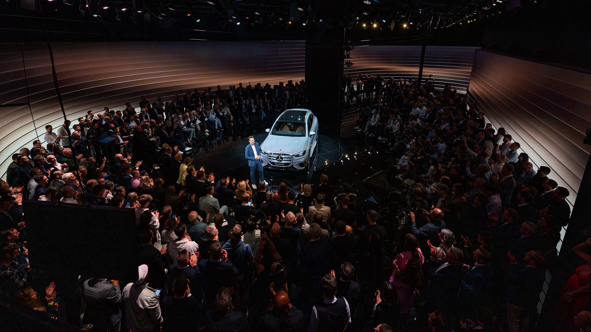 „Willkommen zu Hause.” Mercedes Benz auf der IAA MOBILITY 2025. Mercedes Benz GLC 400 4MATIC mit EQ Technologie. Energieverbrauch kombiniert: 14,9 18,8 kWh/100 km | CO₂ Emissionen kombiniert: 0 g/km | CO₂ Klasse: A [1] [1] Die Angaben sind vo