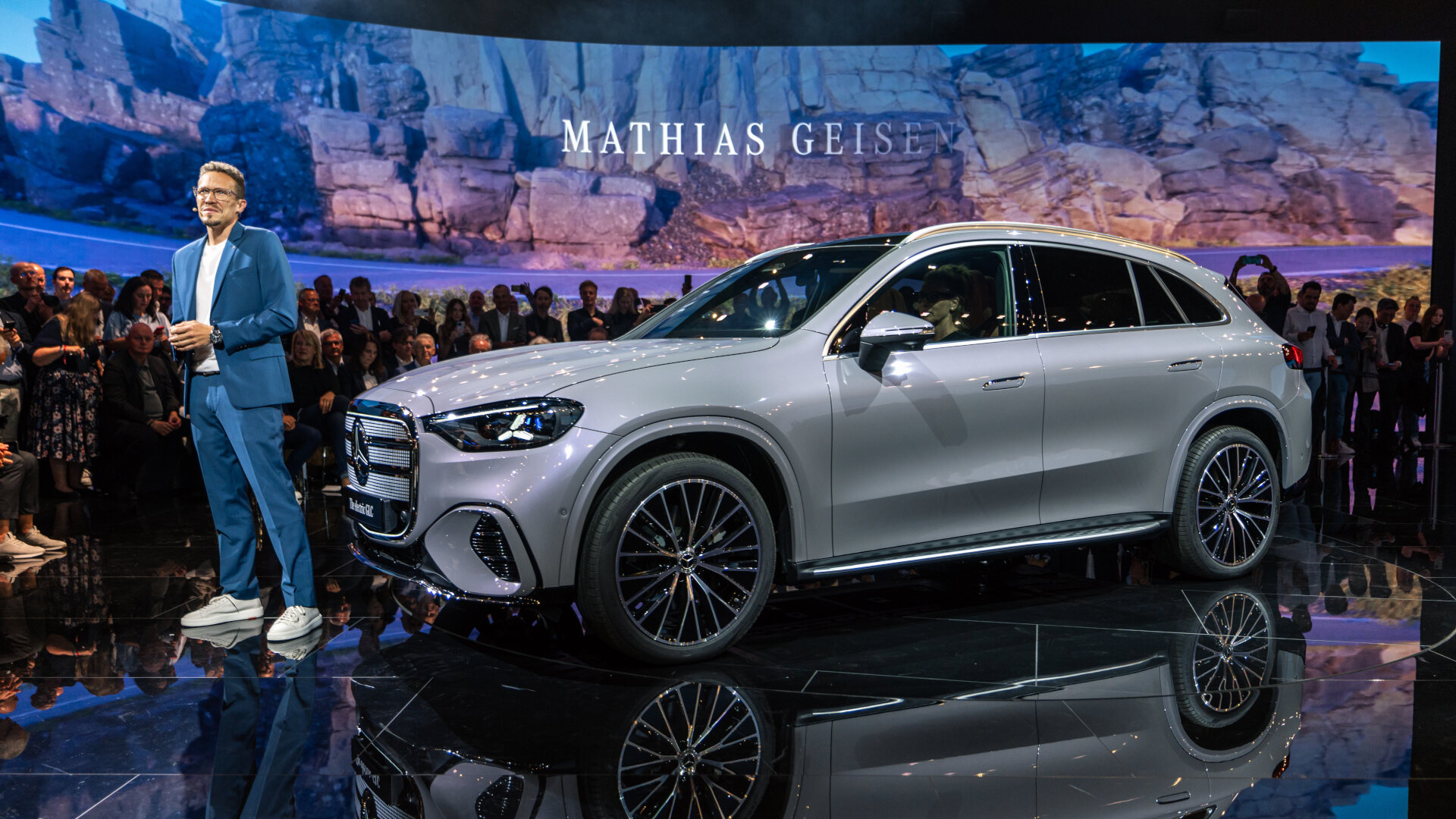 „Willkommen zu Hause.” Mercedes Benz auf der IAA MOBILITY 2025. Mercedes Benz GLC 400 4MATIC mit EQ Technologie. Energieverbrauch kombiniert: 14,9 18,8 kWh/100 km | CO₂ Emissionen kombiniert: 0 g/km | CO₂ Klasse: A [1] [1] Die Angaben sind vo