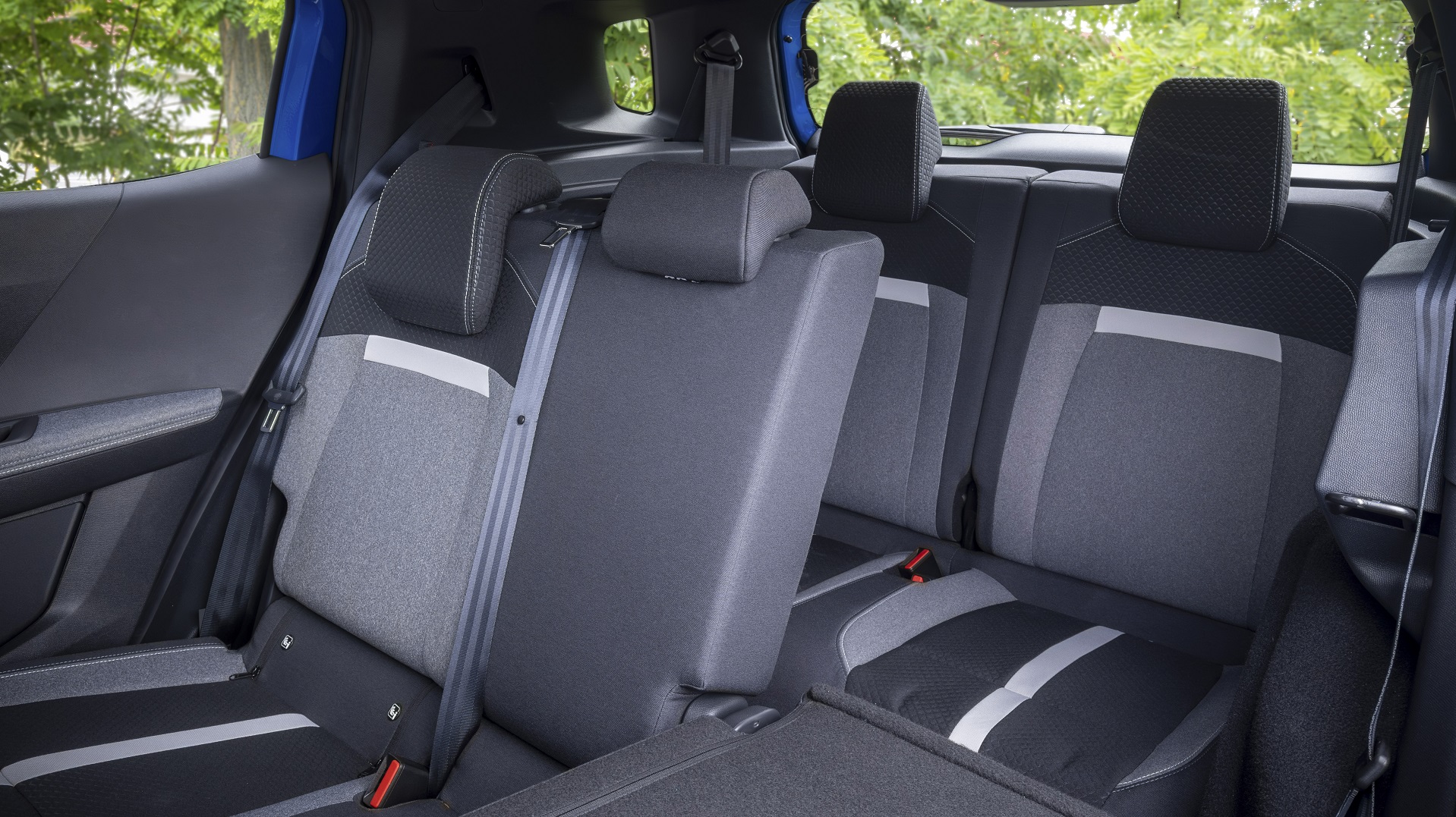 Opel Frontera GS 7seat 2025 blue (23) Opel Frontera GS 7seat 2025 blue (23)