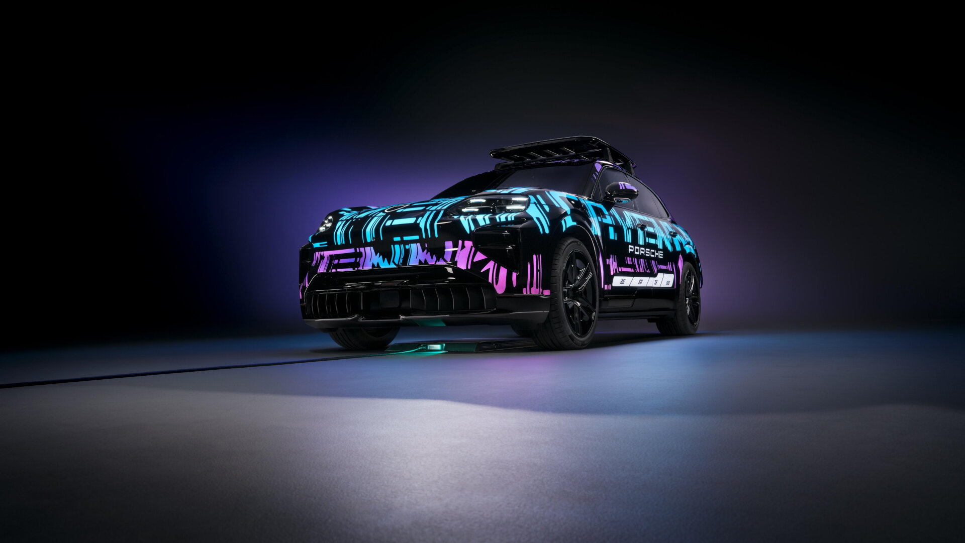 Porsche Cayenne Electric wireless charging (8)
