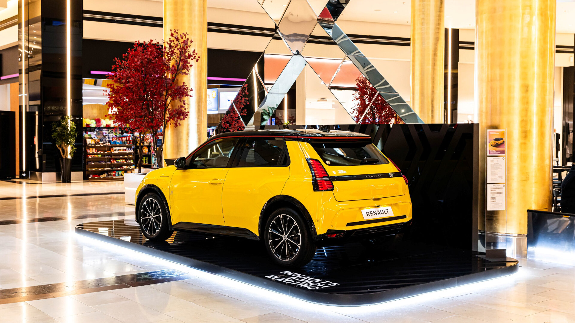 Renault 5 Golden Hall (2)