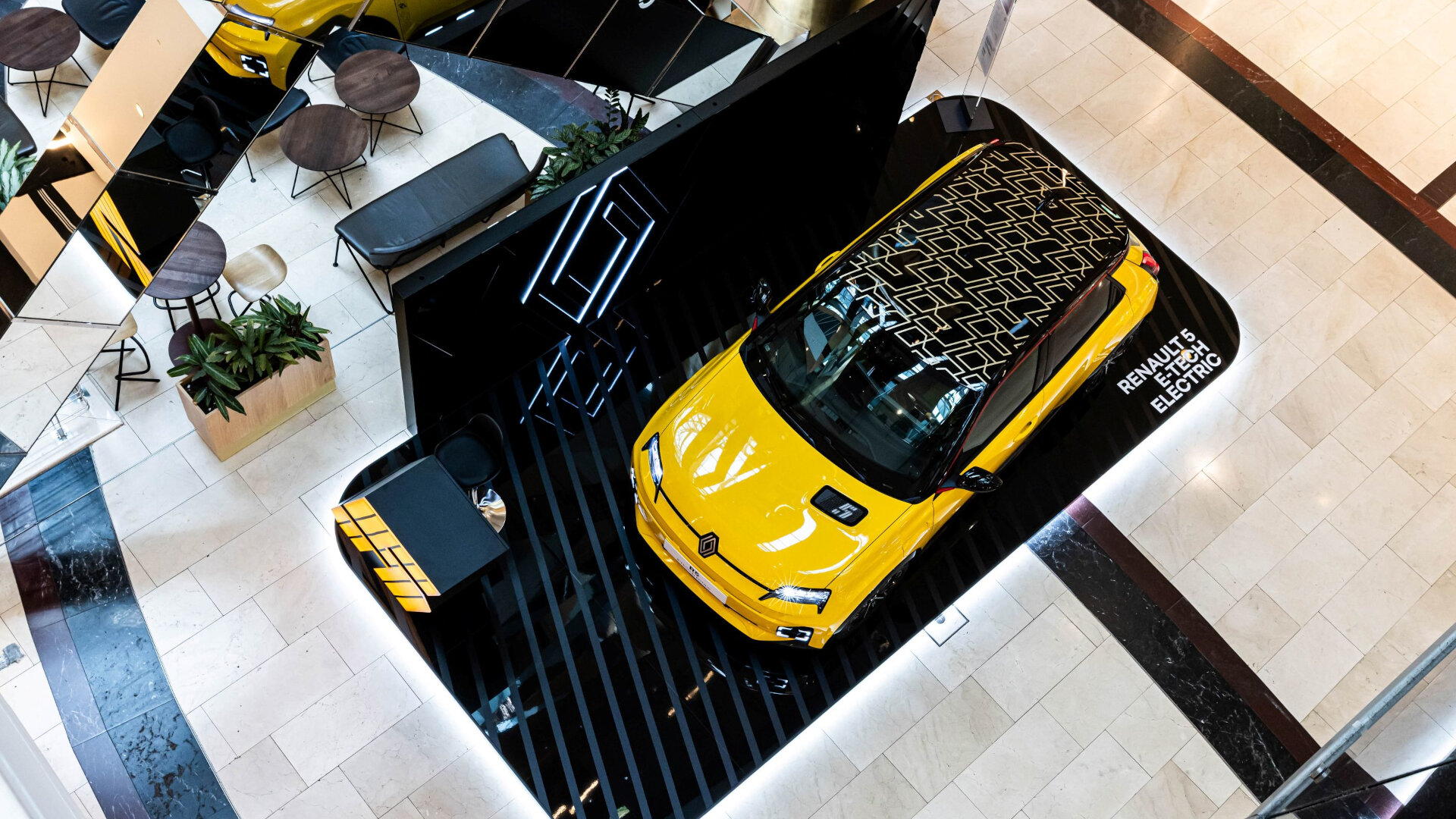Renault 5 Golden Hall (3)