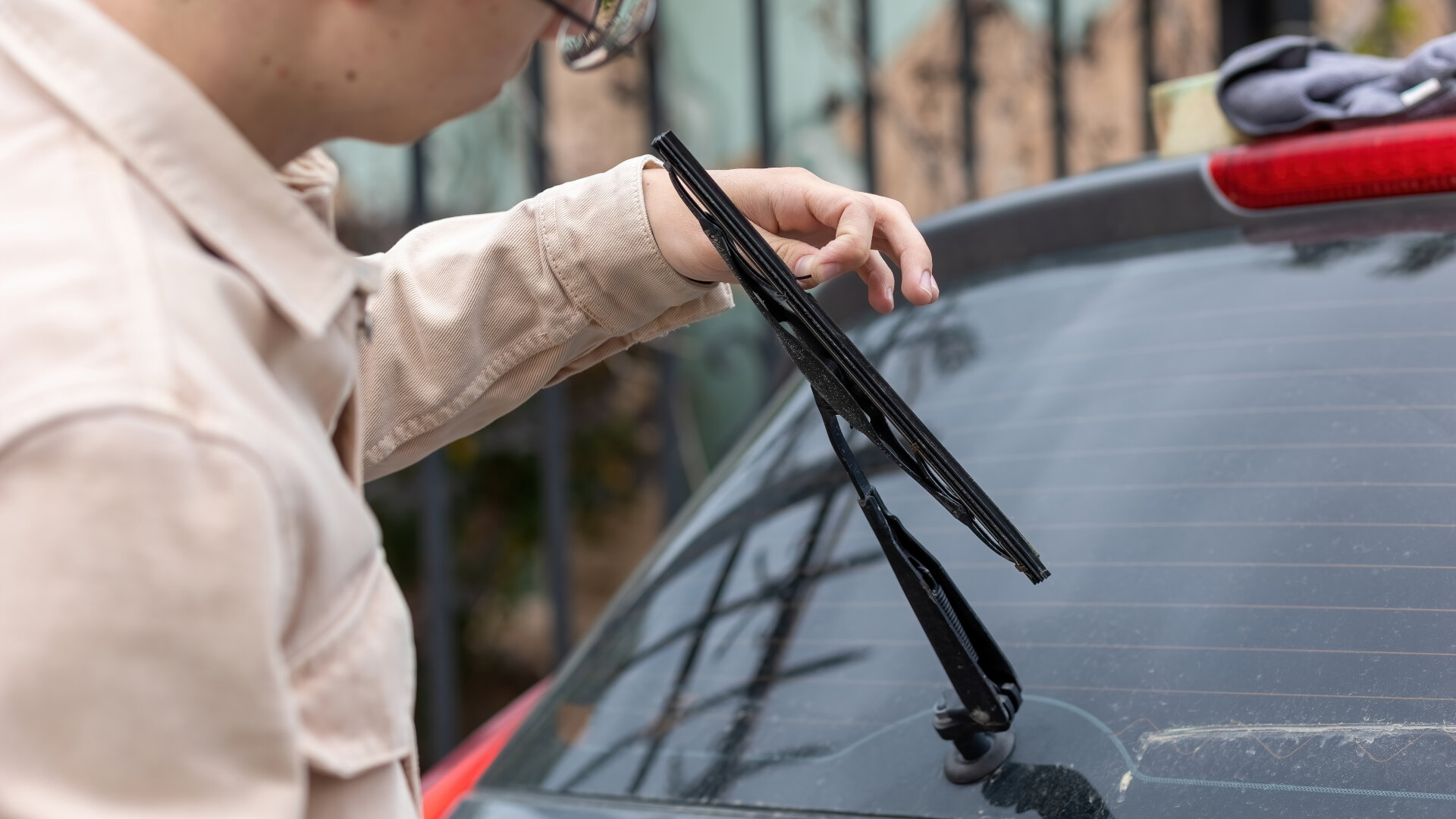 envato the guy washes the windows of the car 2024 11 29 02 50 23 utc
