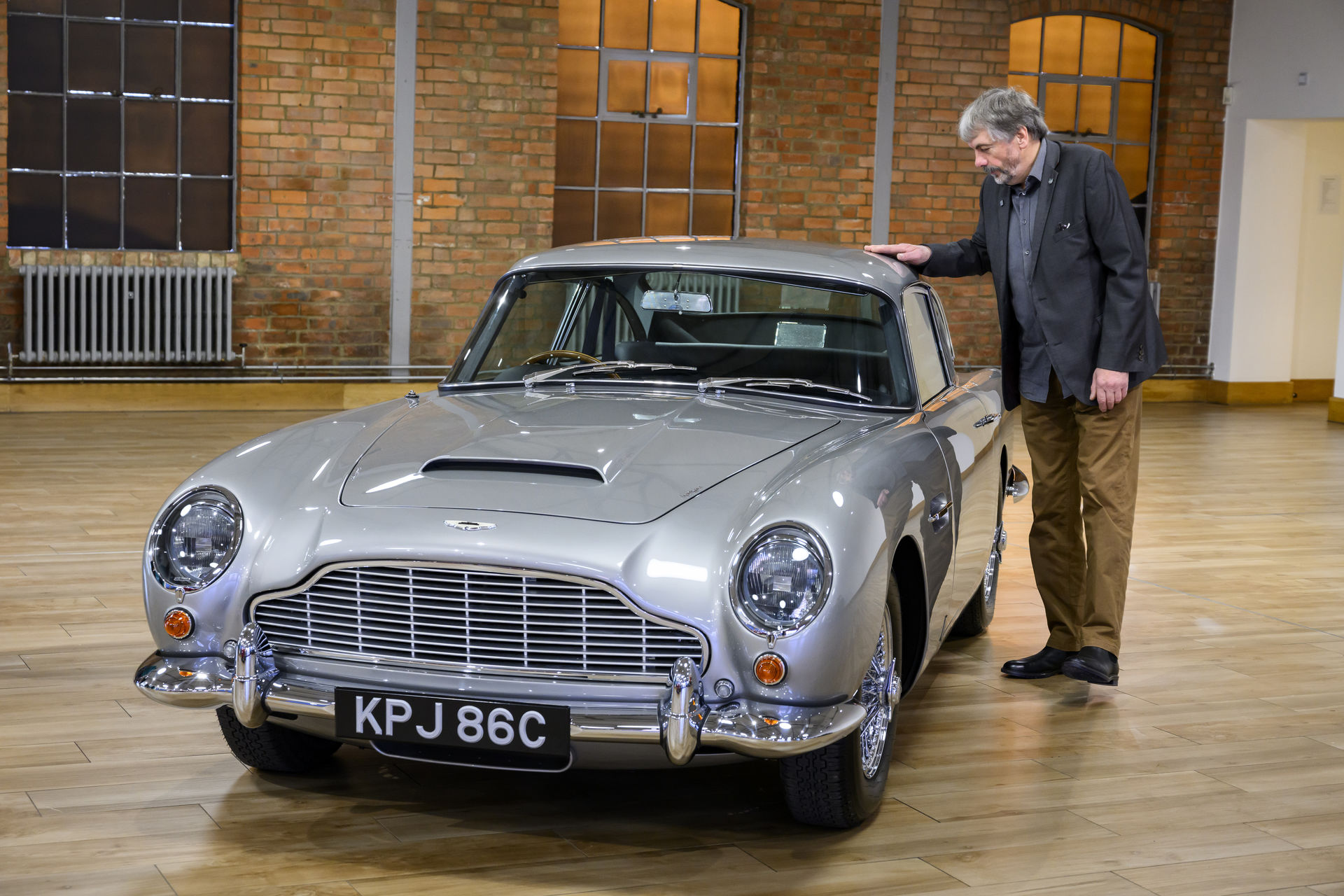 Mr Willliams with his restored DB5 Vantage (01) Mr Willliams with his restored DB5 Vantage (01)