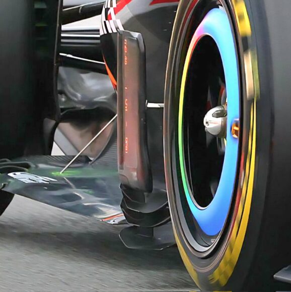 F1 McLaren MCL40 (3)