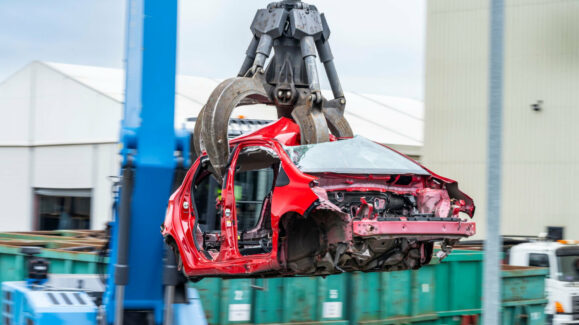 Toyota Yaris dismantling recycling (7)