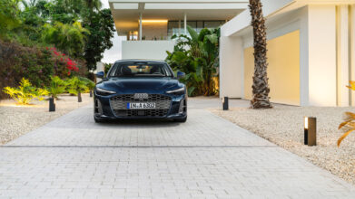 Audi A6 sedan TDI Stronic Quattro test drive 10 Audi A6 sedan TDI Stronic Quattro παρκαρισμένο εμπρός σε πάρκινγκ