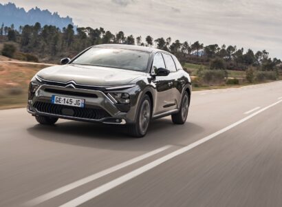 Citroen C5 X 2022 οδηγικό σε ειδυλλιακό τοπίο
