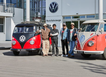 Δύο κλασικά VW Bulli T1 από τη Μαλαισία μπροστά από το εργοστάσιο της Volkswagen στο Αννόβερο