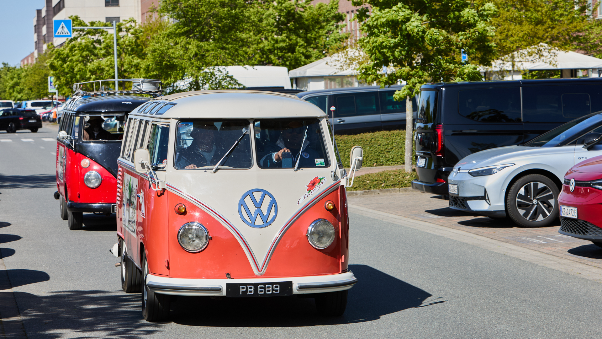 Δύο κλασικά VW Bulli T1 από τη Μαλαισία πηγαίνουν προς το εργοστάσιο στο Ανόβερο