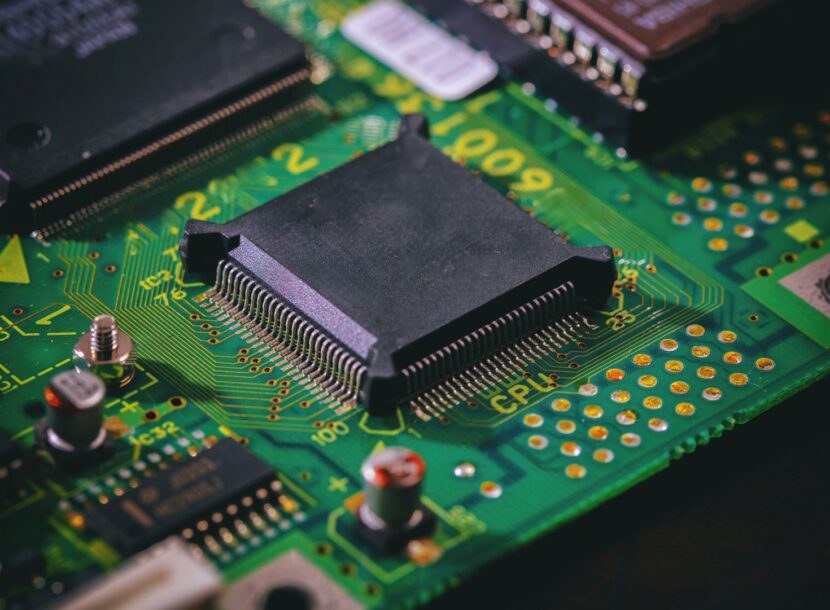 Κοντινό πλάνο πλακέτας υπολογιστή. CPU τσιπ (κεντρική μονάδα επεξεργασίας), ηλεκτρονικά εξαρτήματα και καλωδίωση
