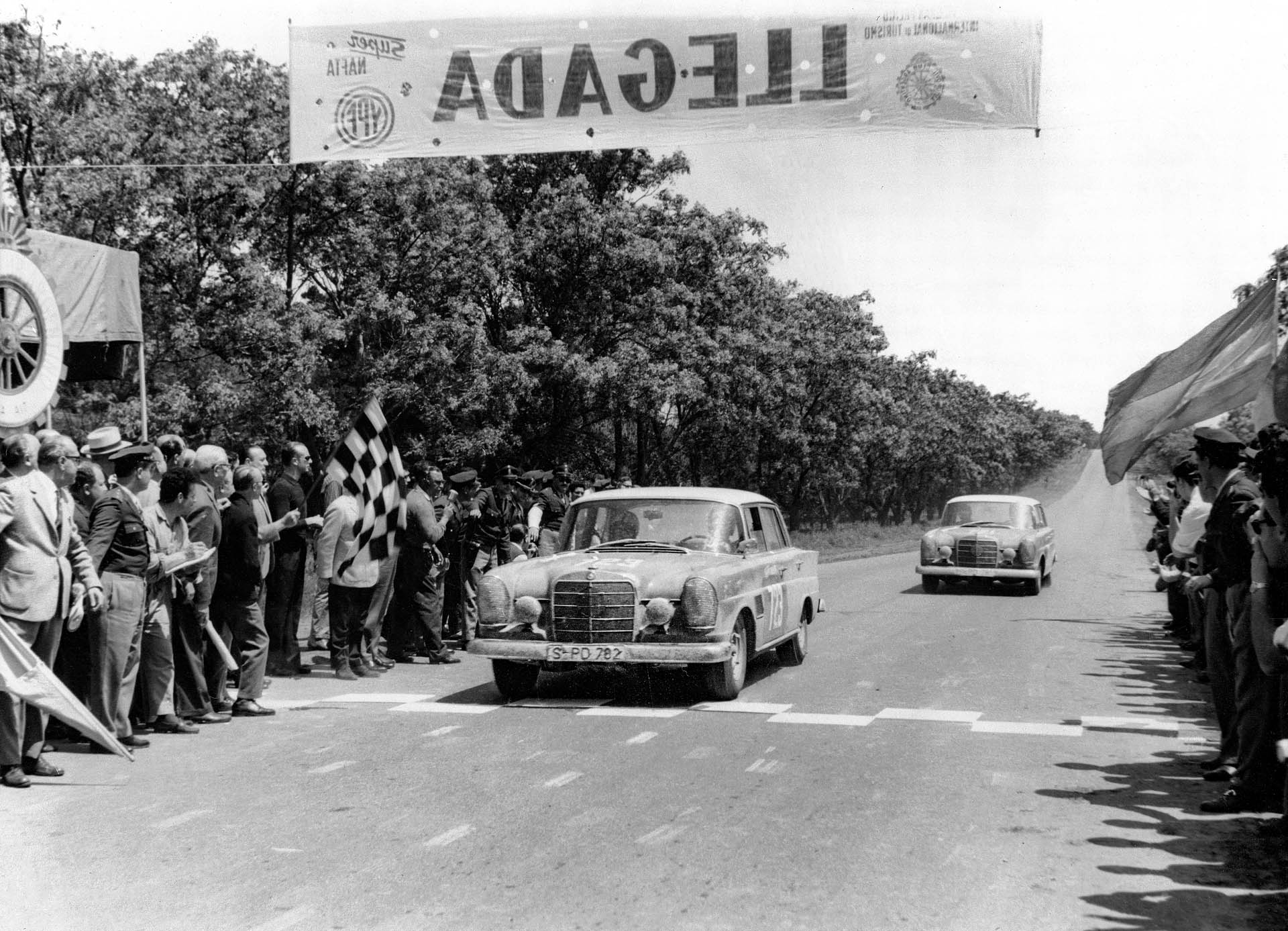 Dieter Glemser (Mercedes Benz 300 SE) Argentinean Grand Prix 1963 Dieter Glemser (Mercedes Benz 300 SE) Argentinean Grand Prix 1963