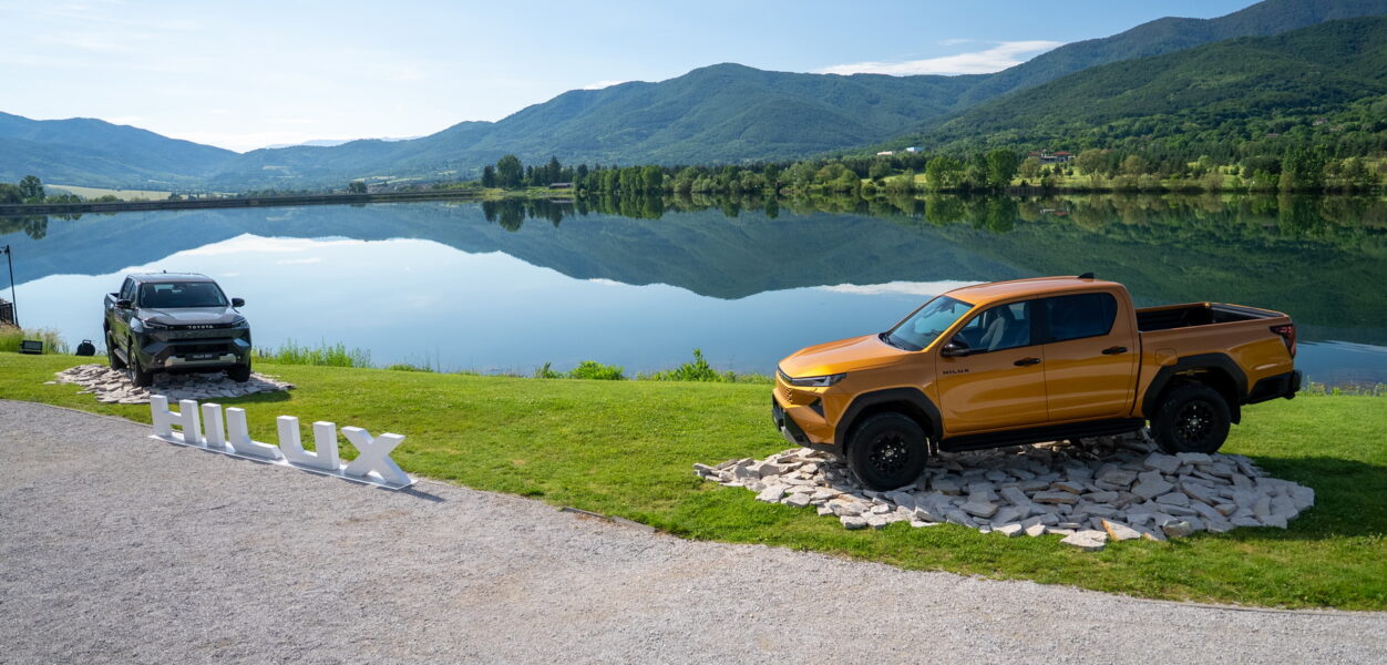 TOYOTA HILUX (2)