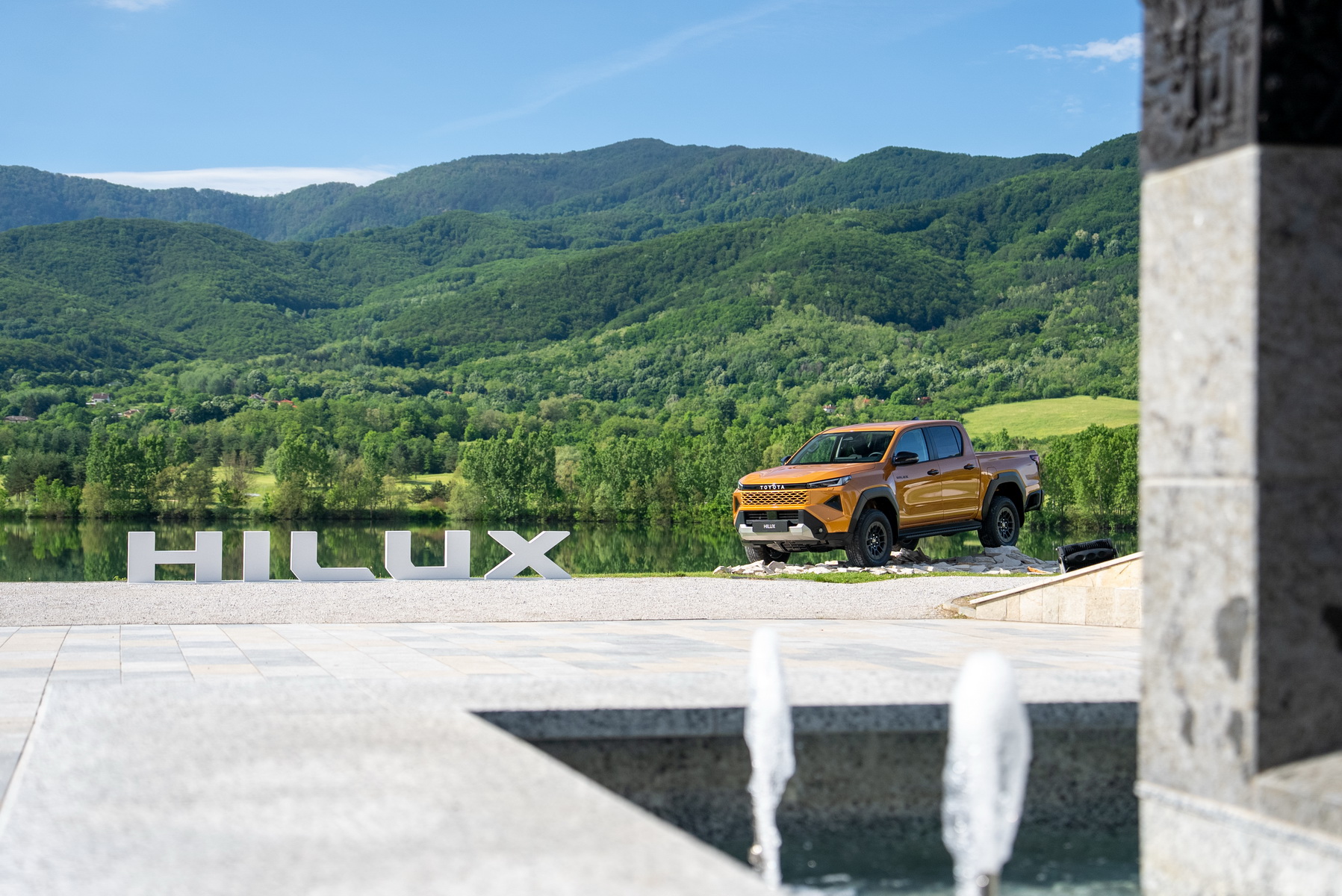 TOYOTA HILUX (3) TOYOTA HILUX (3)