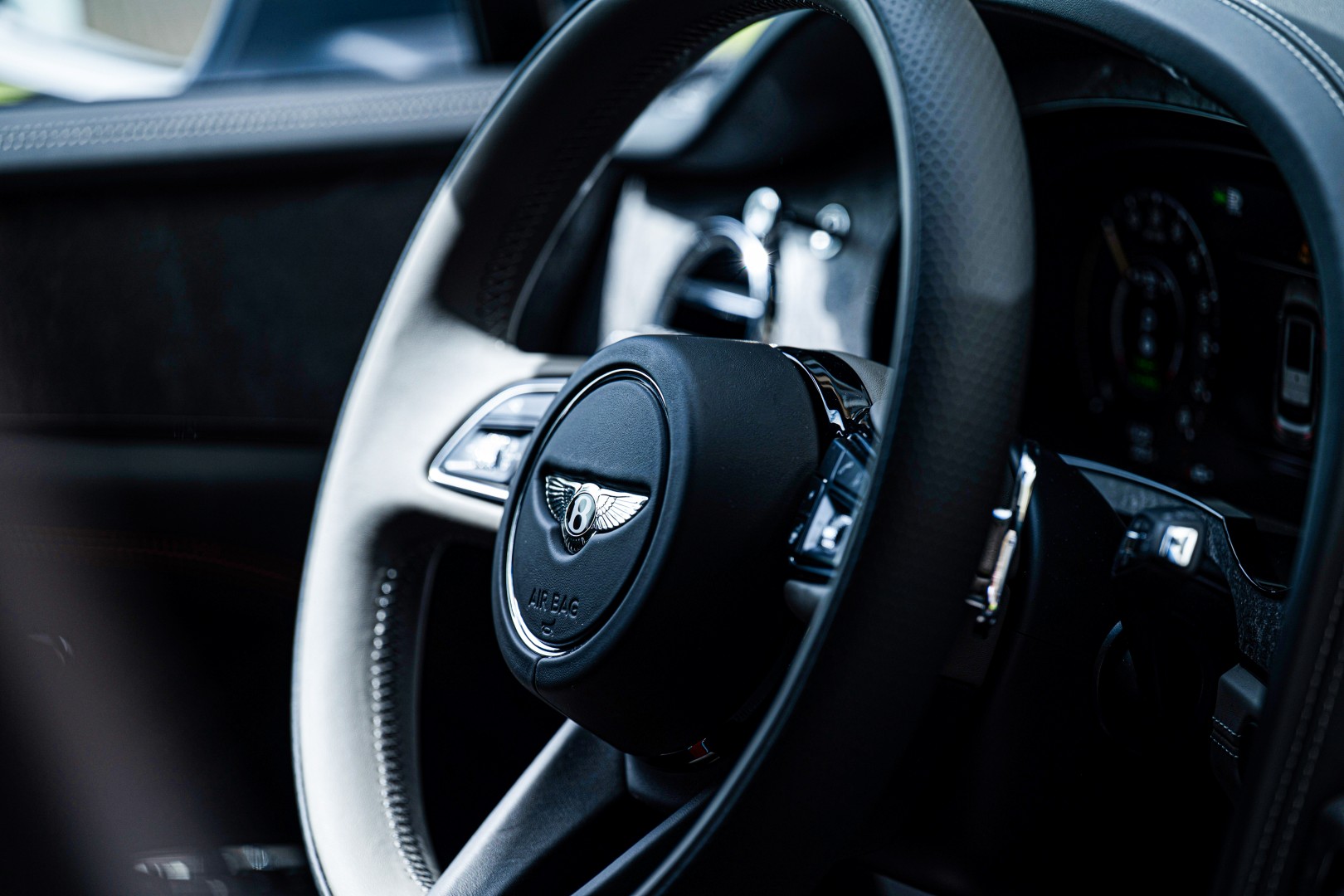 Bentley Caldera Collection: Όταν η Σαντορίνη εμπνέει την Bentley